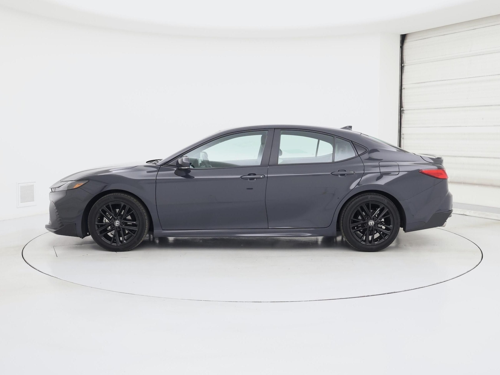 2025 Toyota Camry SE - Photo 4