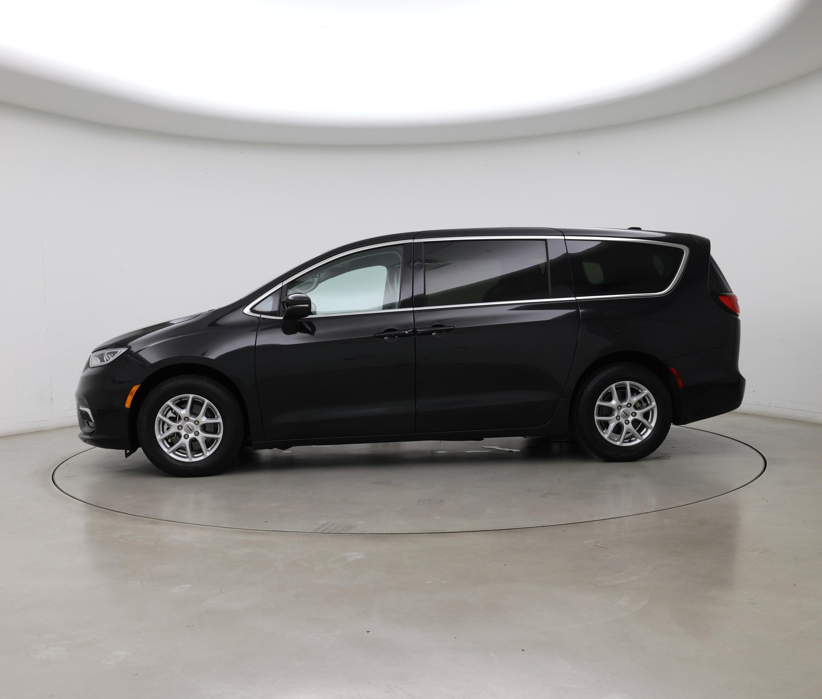 Thumbnail: 2023 Chrysler Pacifica - 3