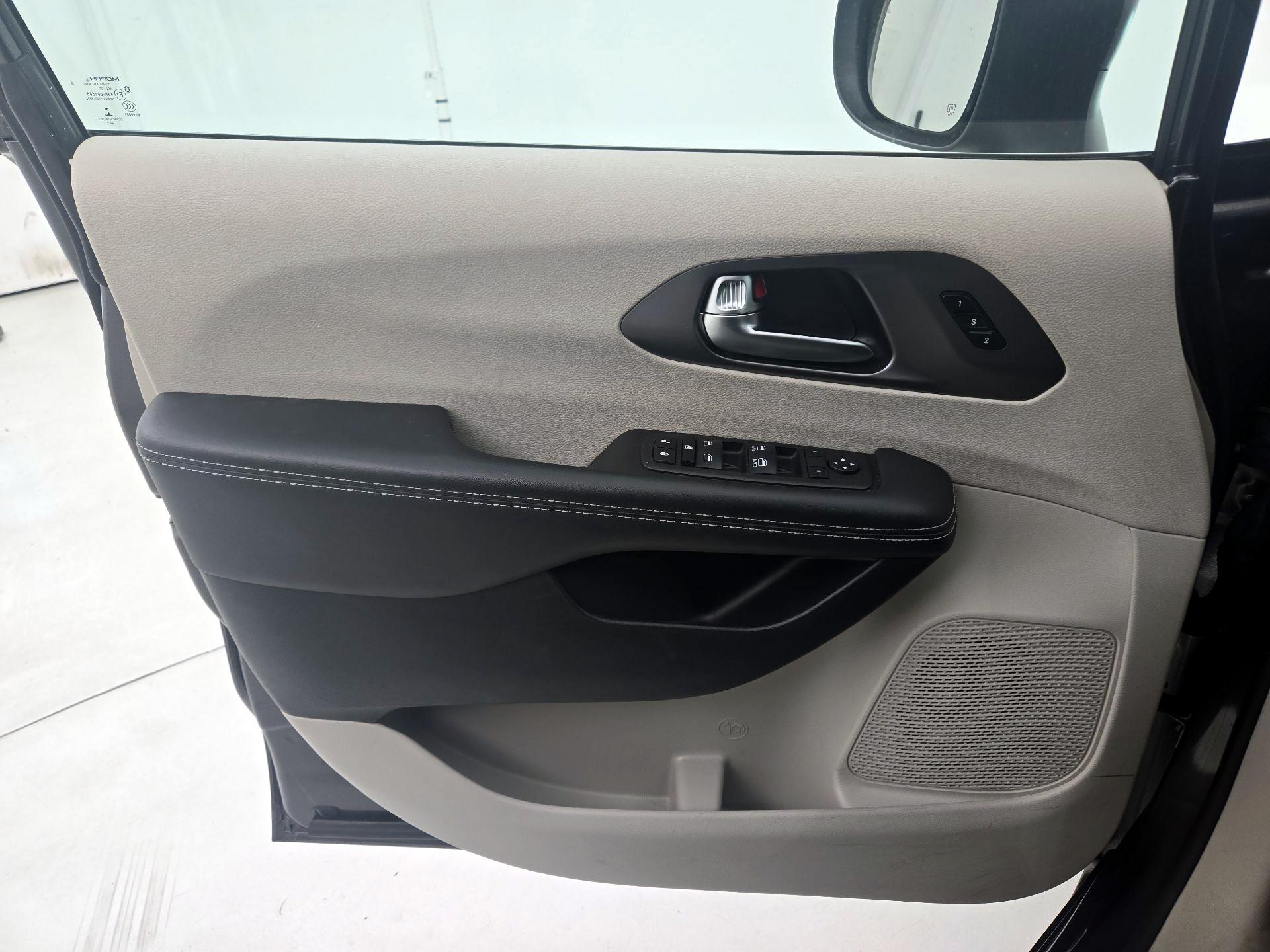 Thumbnail: 2023 Chrysler Pacifica - 12