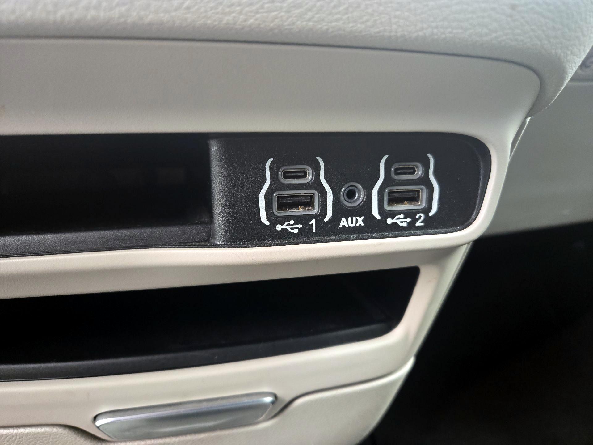 Thumbnail: 2023 Chrysler Pacifica - 18