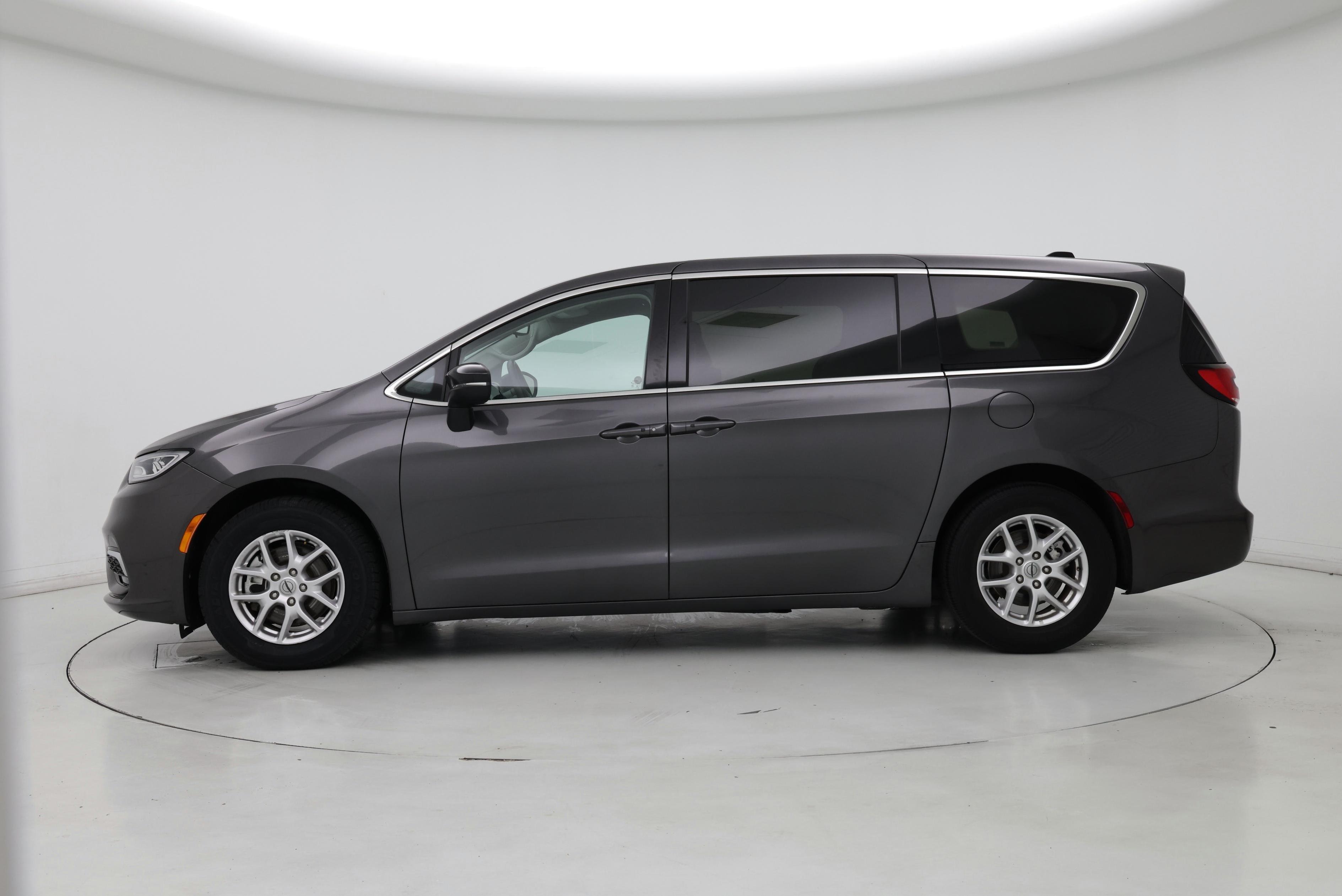 Thumbnail: 2023 Chrysler Pacifica - 3