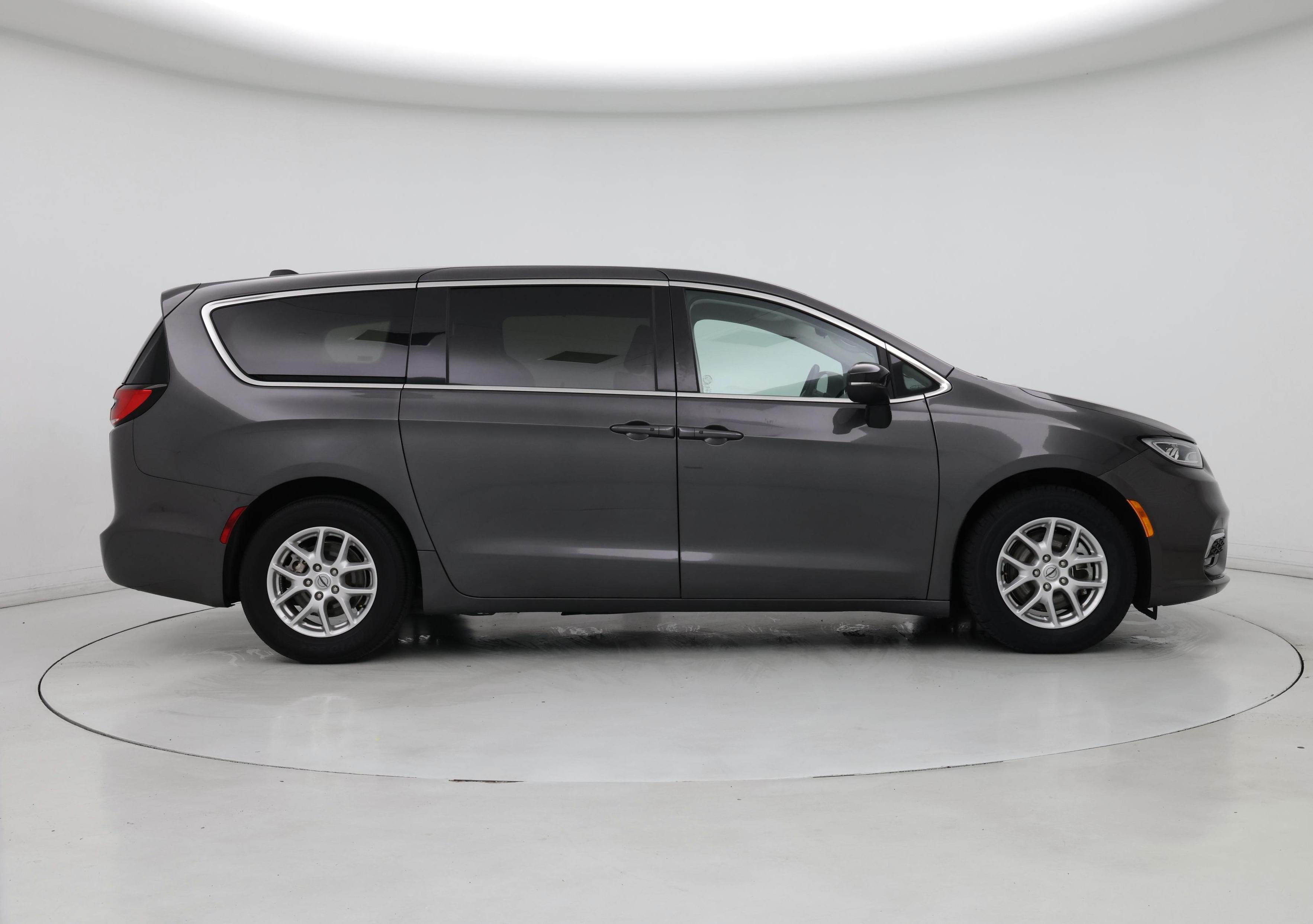 Thumbnail: 2023 Chrysler Pacifica - 7