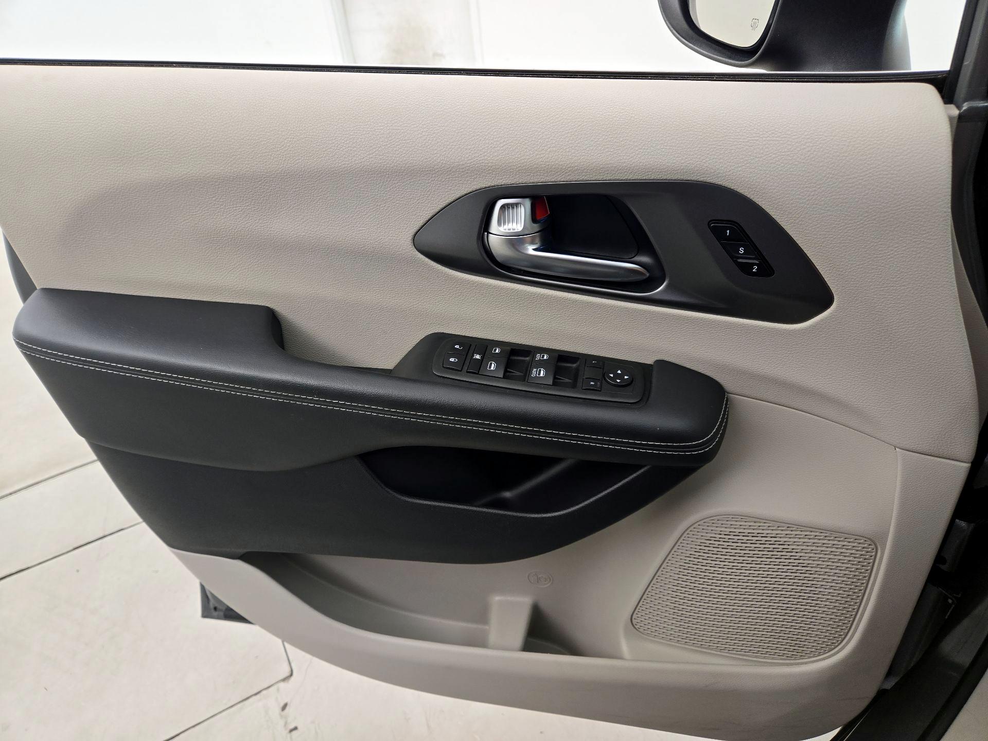 Thumbnail: 2023 Chrysler Pacifica - 12