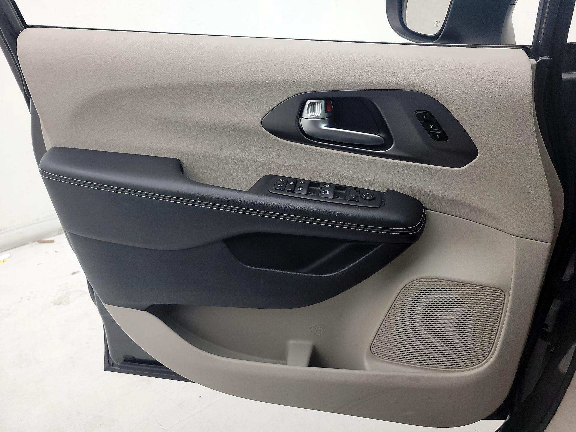 Thumbnail: 2023 Chrysler Pacifica - 12