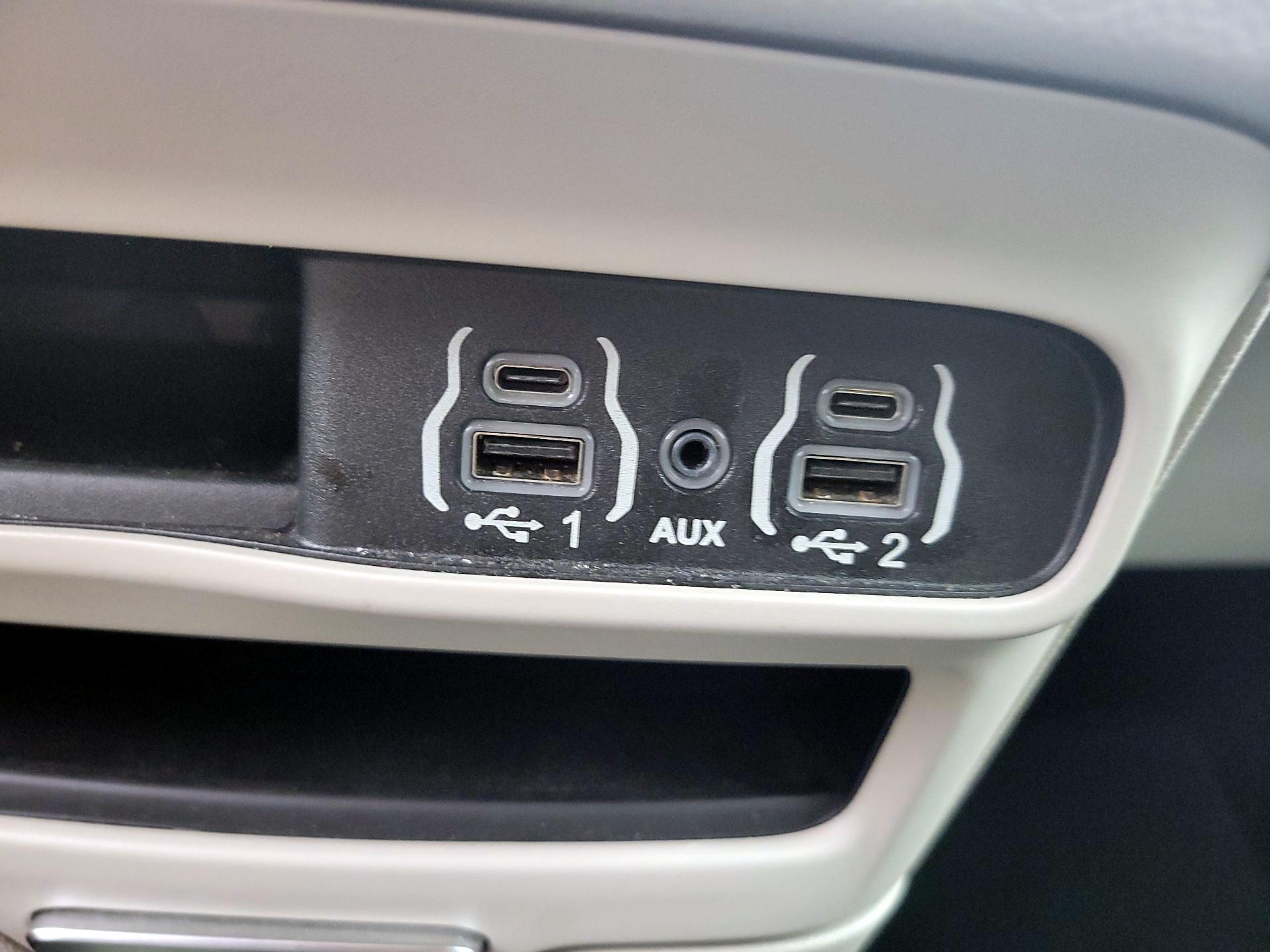 Thumbnail: 2023 Chrysler Pacifica - 18