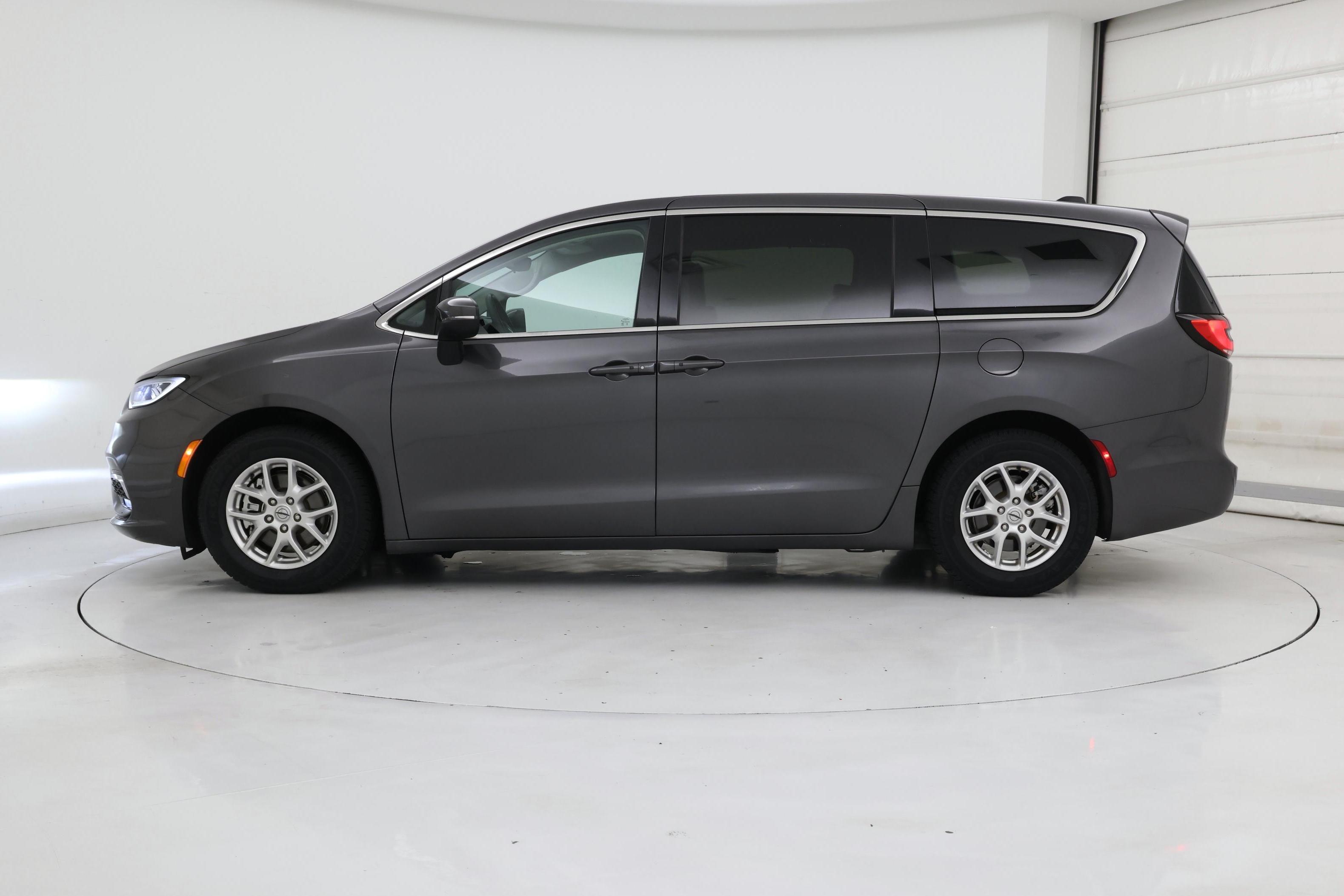 Thumbnail: 2023 Chrysler Pacifica - 3