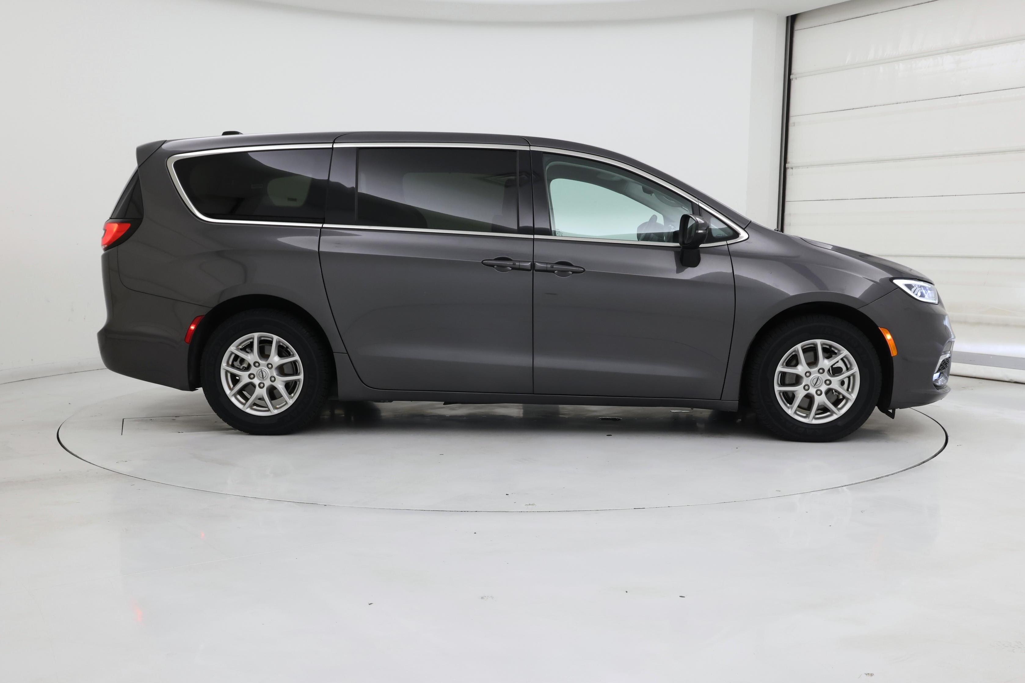 Thumbnail: 2023 Chrysler Pacifica - 7