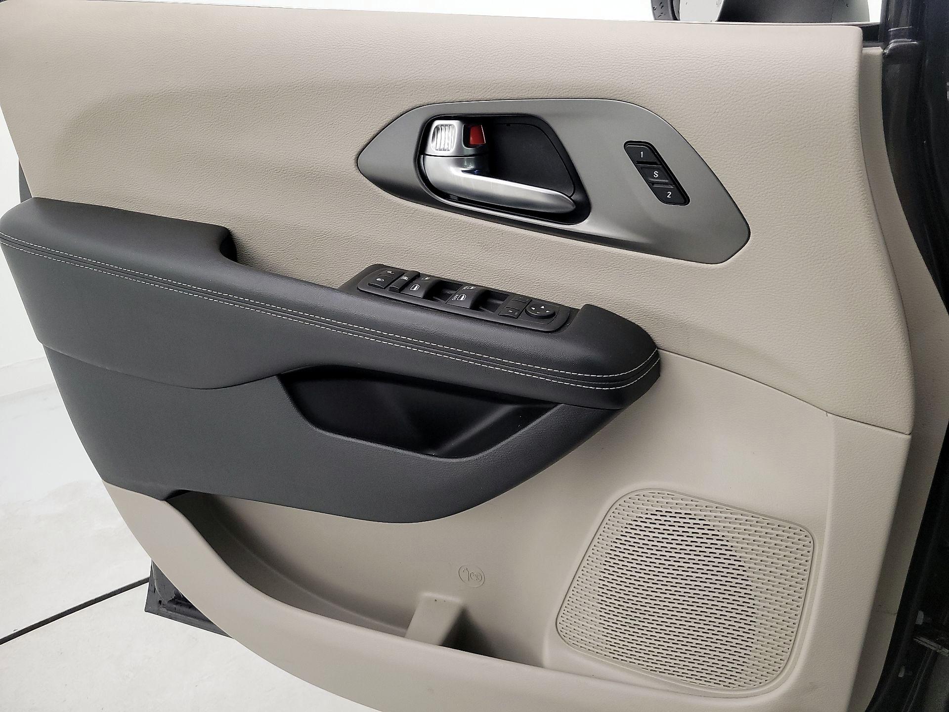 Thumbnail: 2023 Chrysler Pacifica - 12