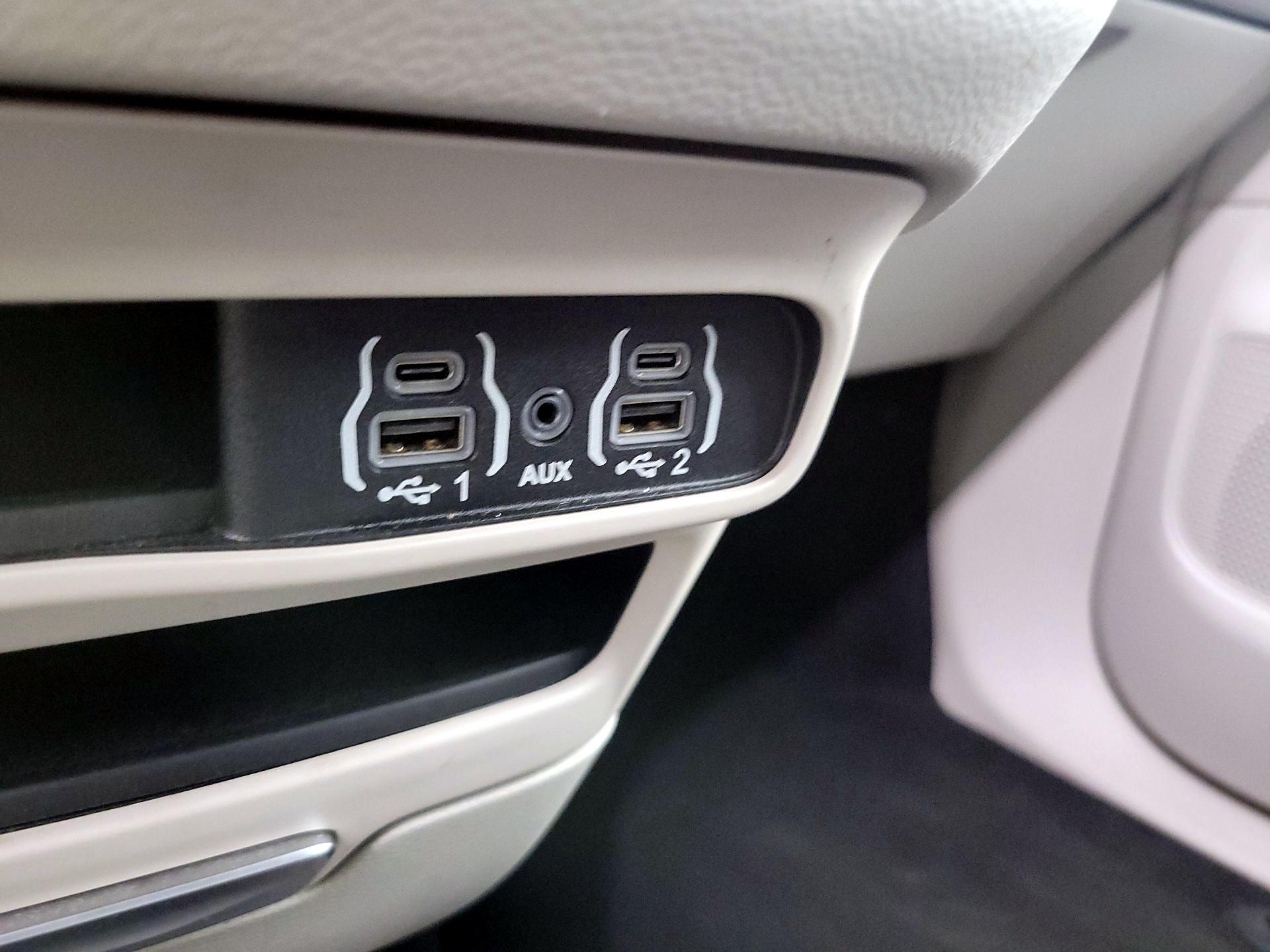 Thumbnail: 2023 Chrysler Pacifica - 18