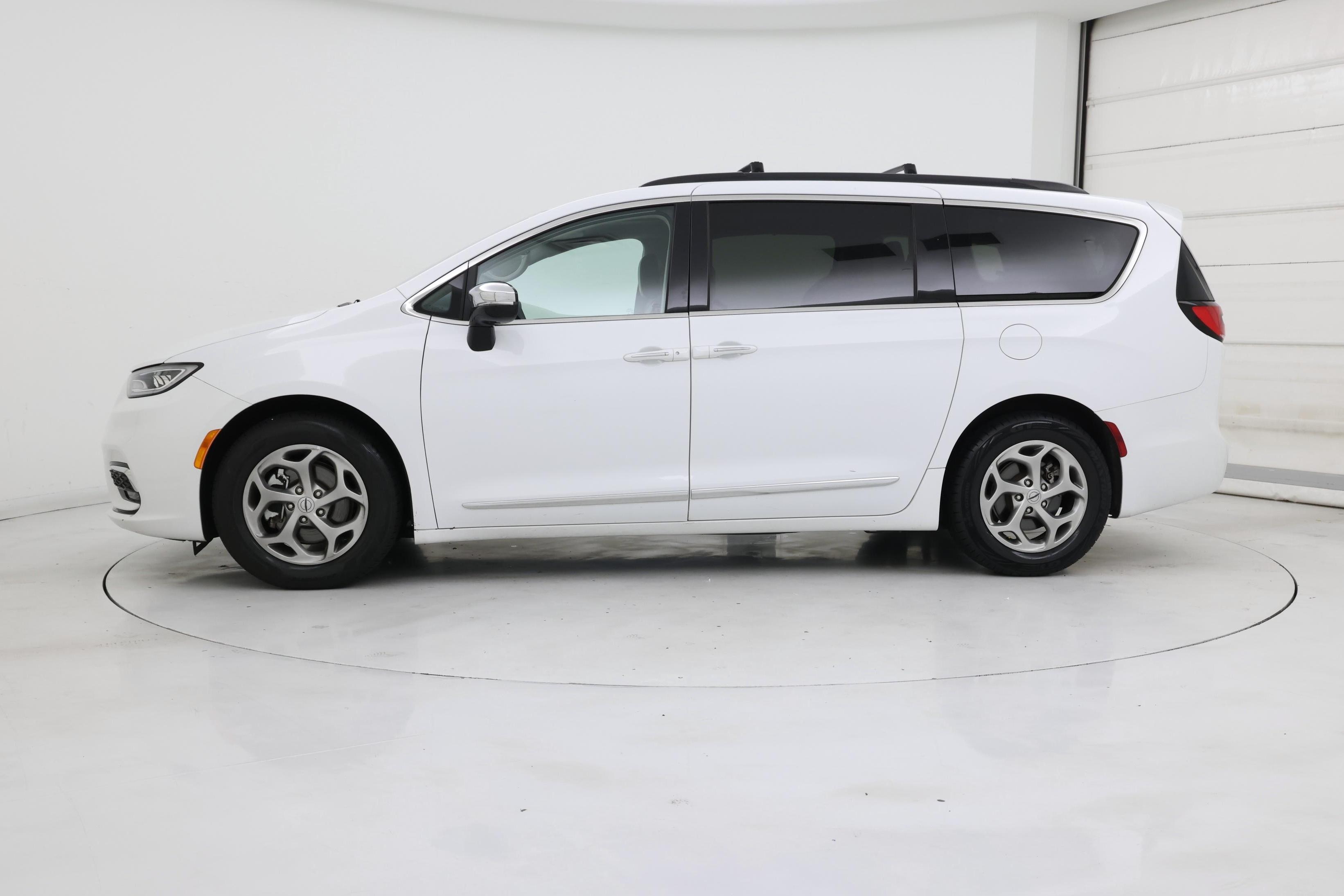 Thumbnail: 2023 Chrysler Pacifica - 3