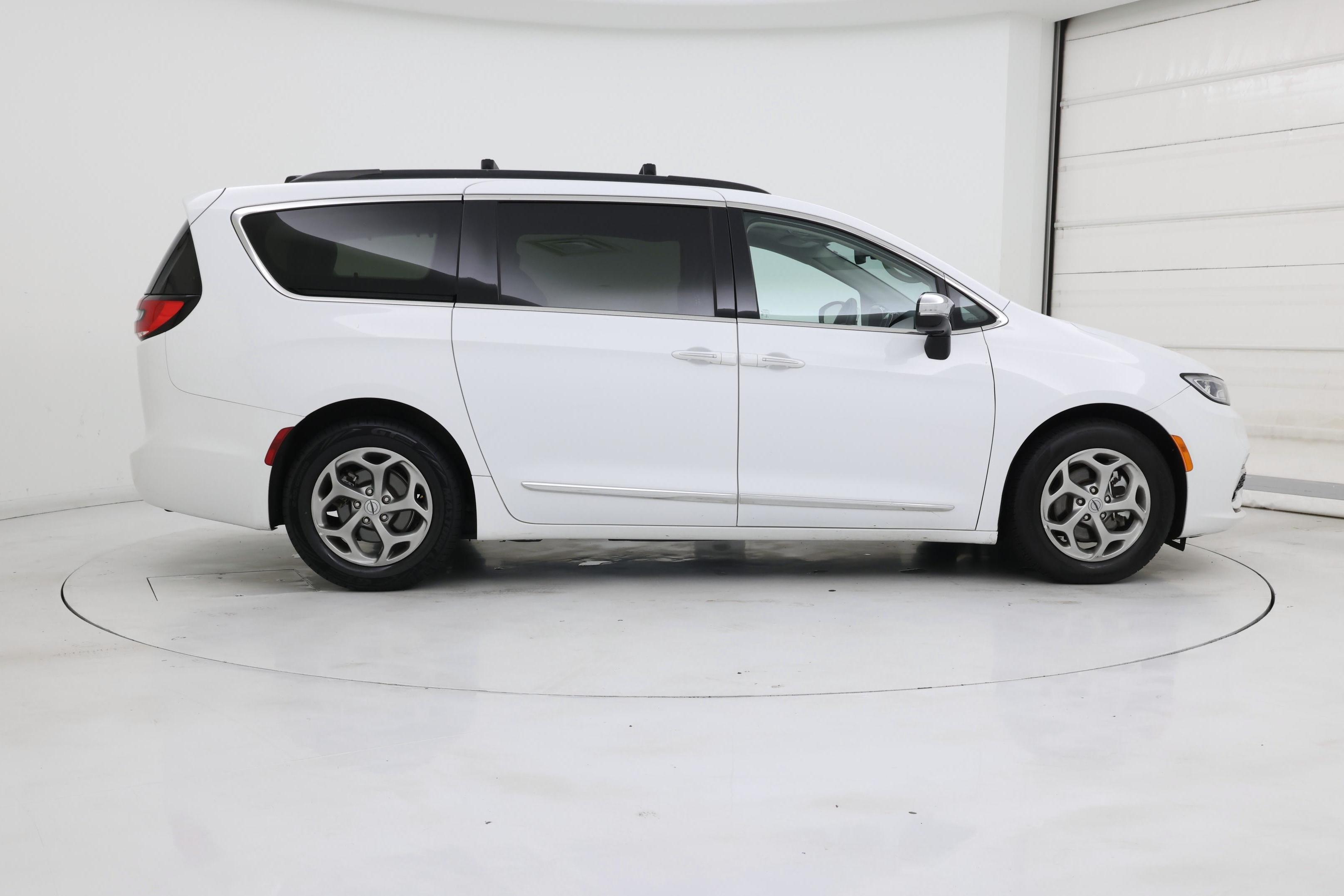 Thumbnail: 2023 Chrysler Pacifica - 7