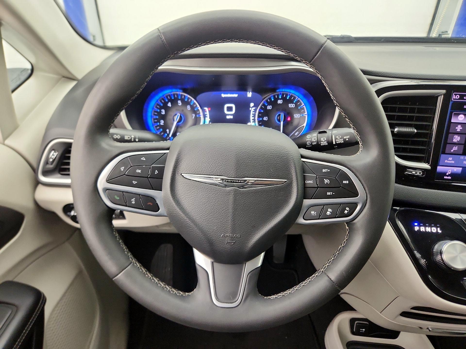 Thumbnail: 2023 Chrysler Pacifica - 10