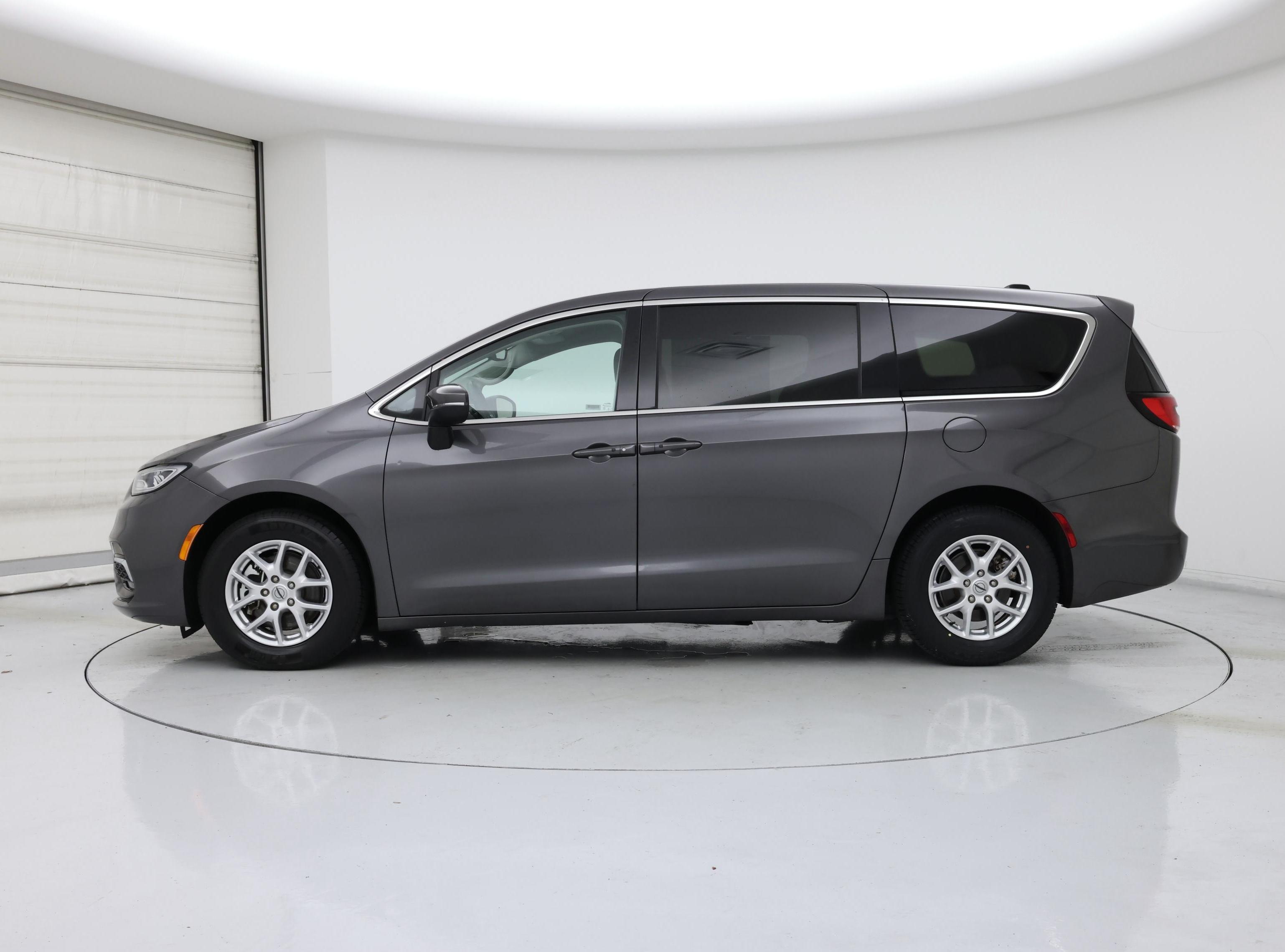 Thumbnail: 2023 Chrysler Pacifica - 3