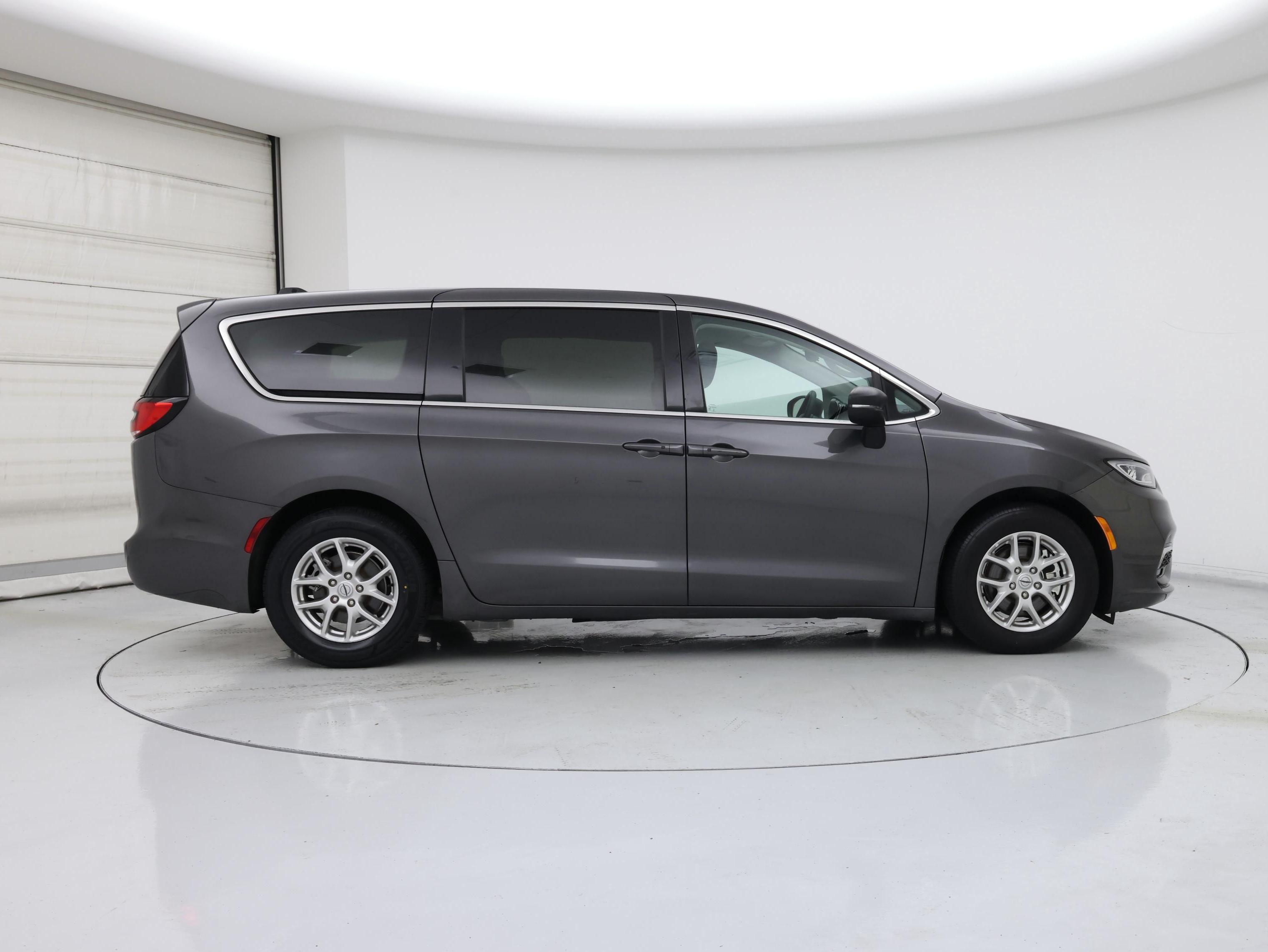 Thumbnail: 2023 Chrysler Pacifica - 7
