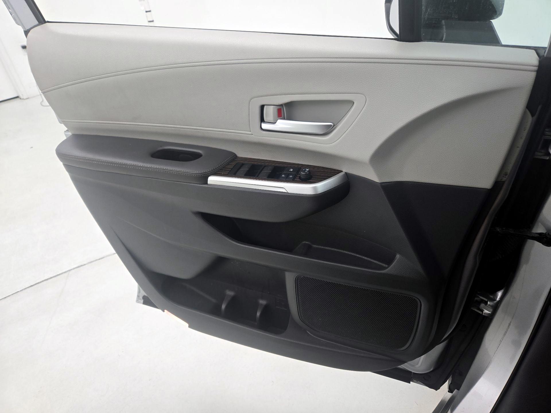 Thumbnail: 2021 Toyota Sienna - 12