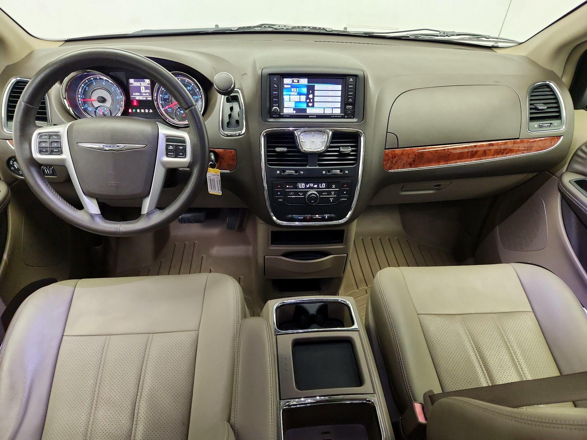 Thumbnail: 2016 Chrysler Town & Country - 9