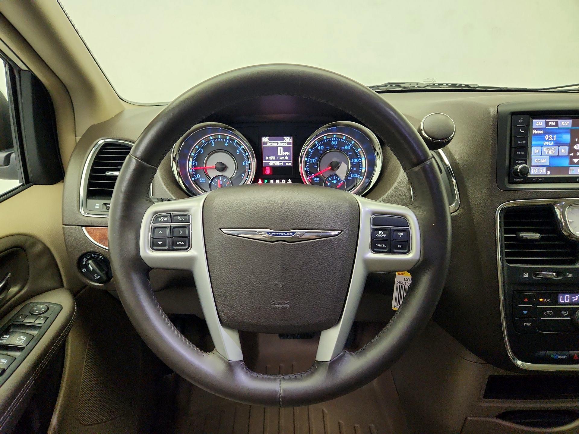 Thumbnail: 2016 Chrysler Town & Country - 10