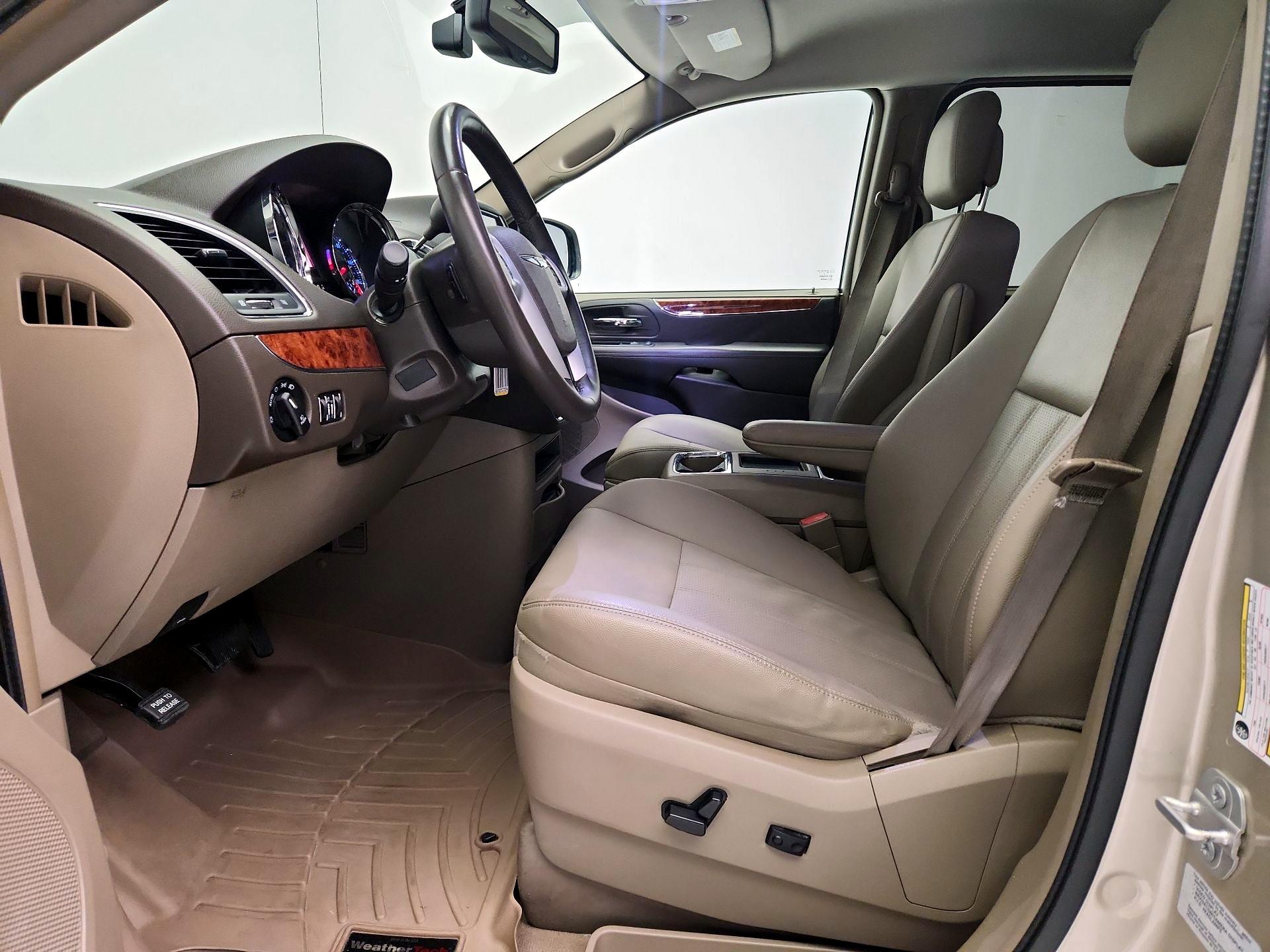 Thumbnail: 2016 Chrysler Town & Country - 11