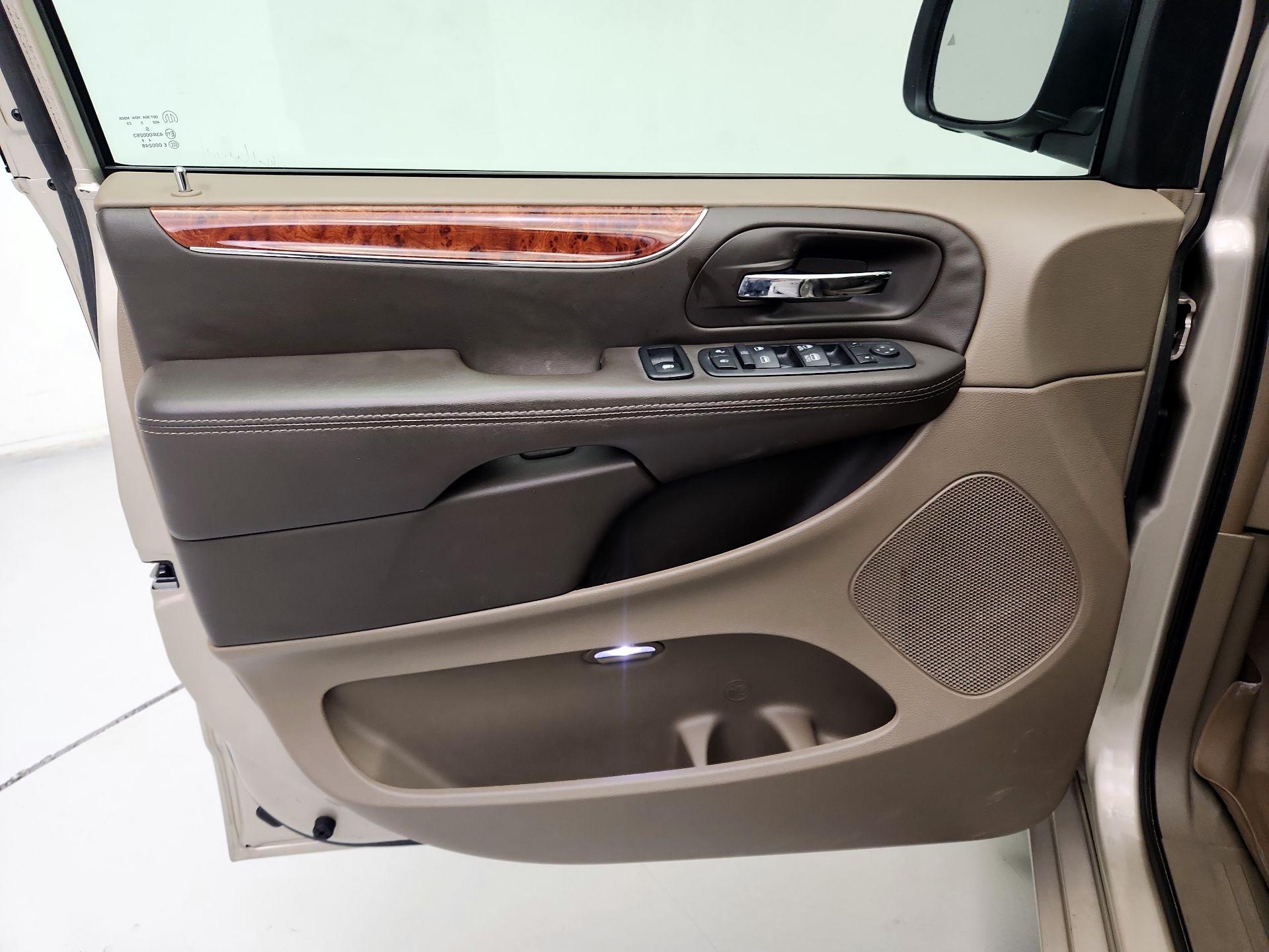 Thumbnail: 2016 Chrysler Town & Country - 12