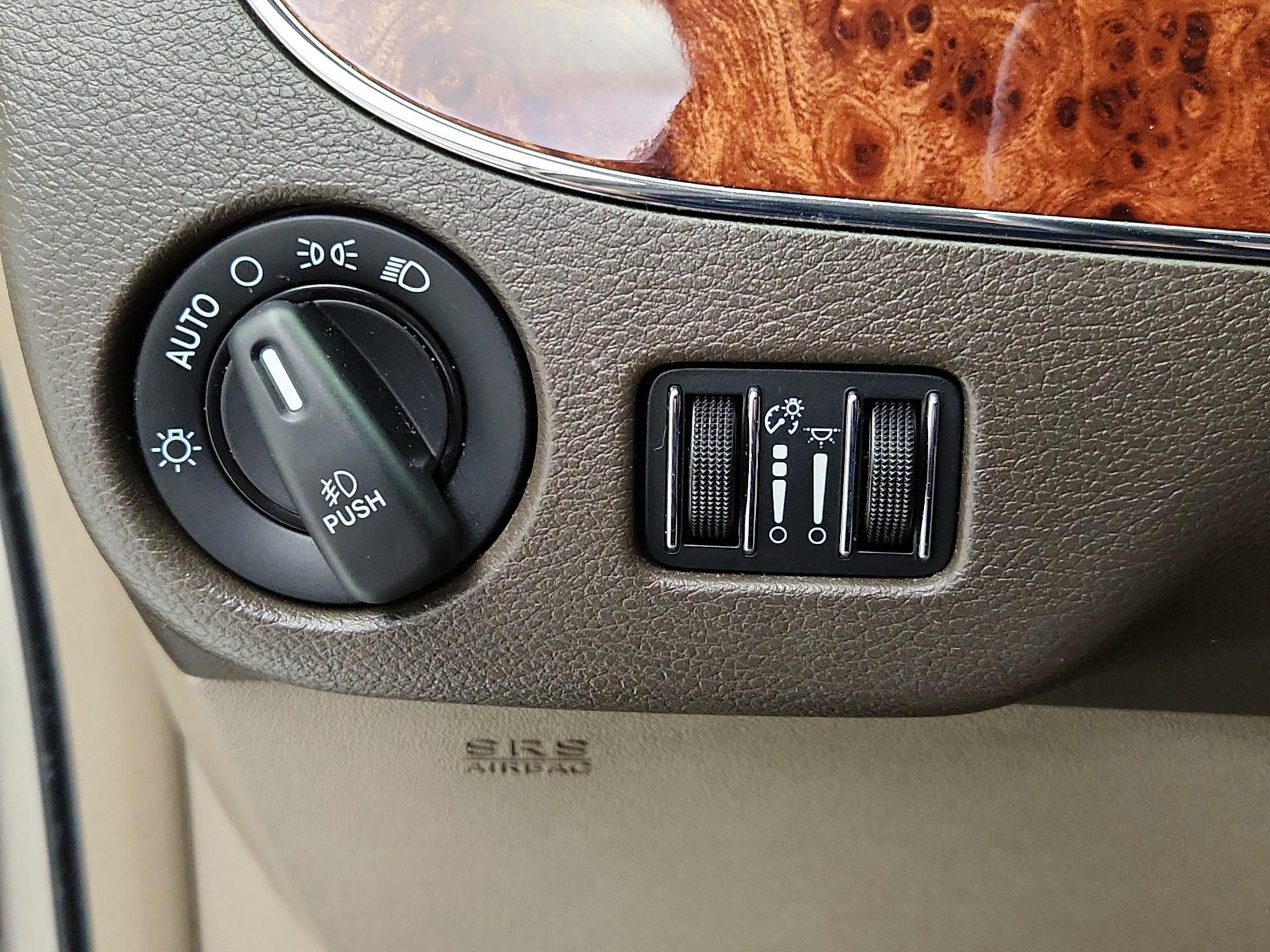 Thumbnail: 2016 Chrysler Town & Country - 13