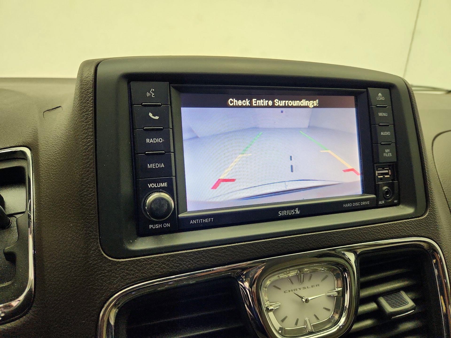 Thumbnail: 2016 Chrysler Town & Country - 14