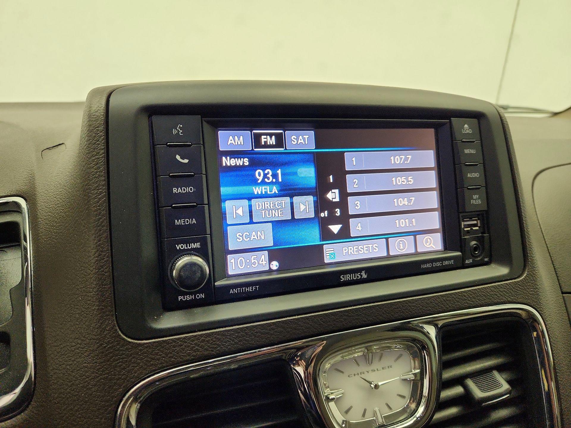 Thumbnail: 2016 Chrysler Town & Country - 15
