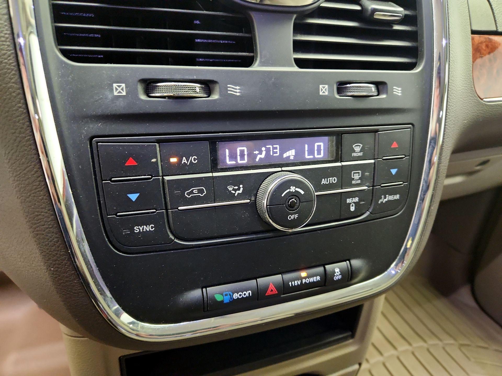 Thumbnail: 2016 Chrysler Town & Country - 16