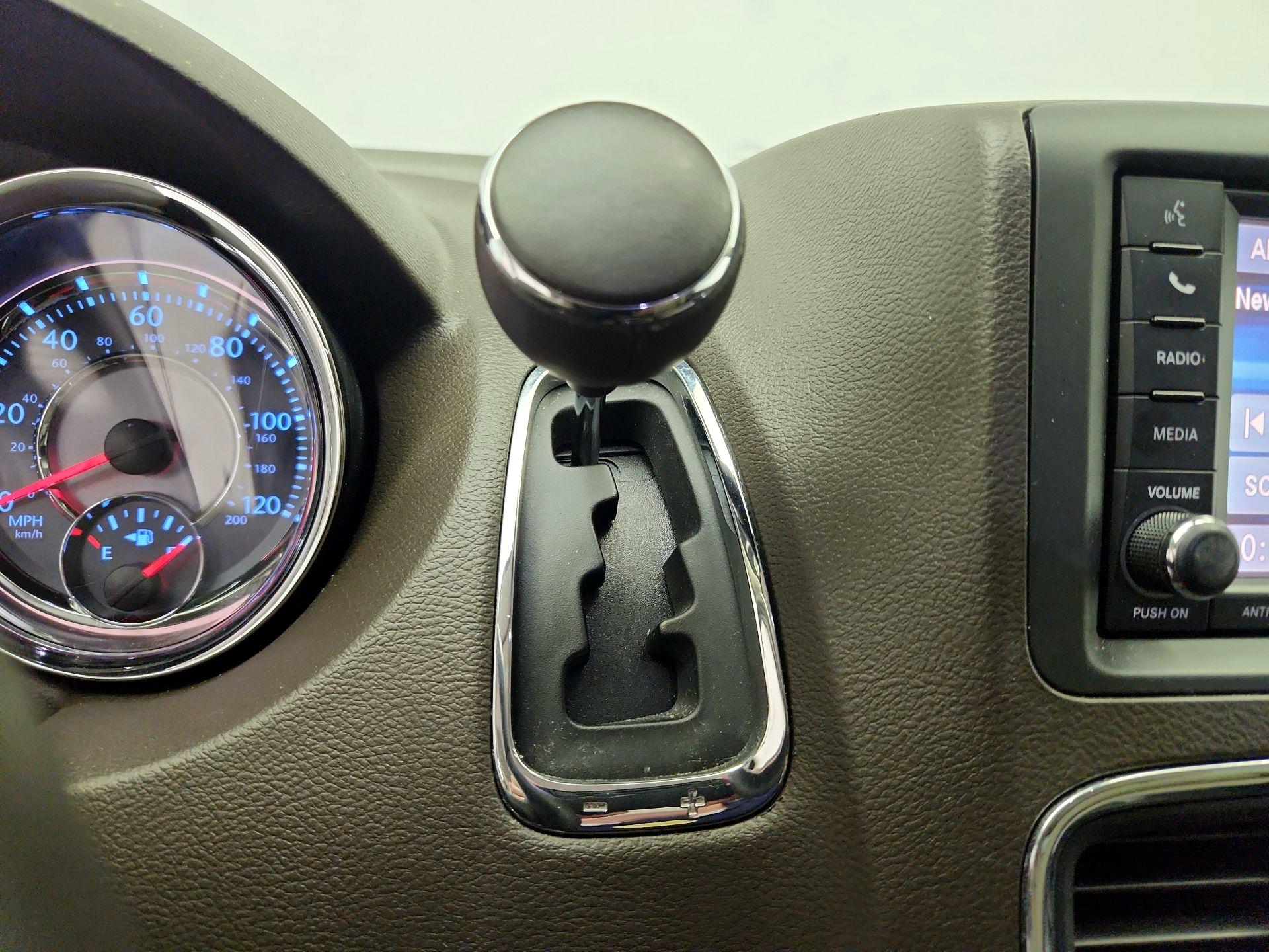 Thumbnail: 2016 Chrysler Town & Country - 17