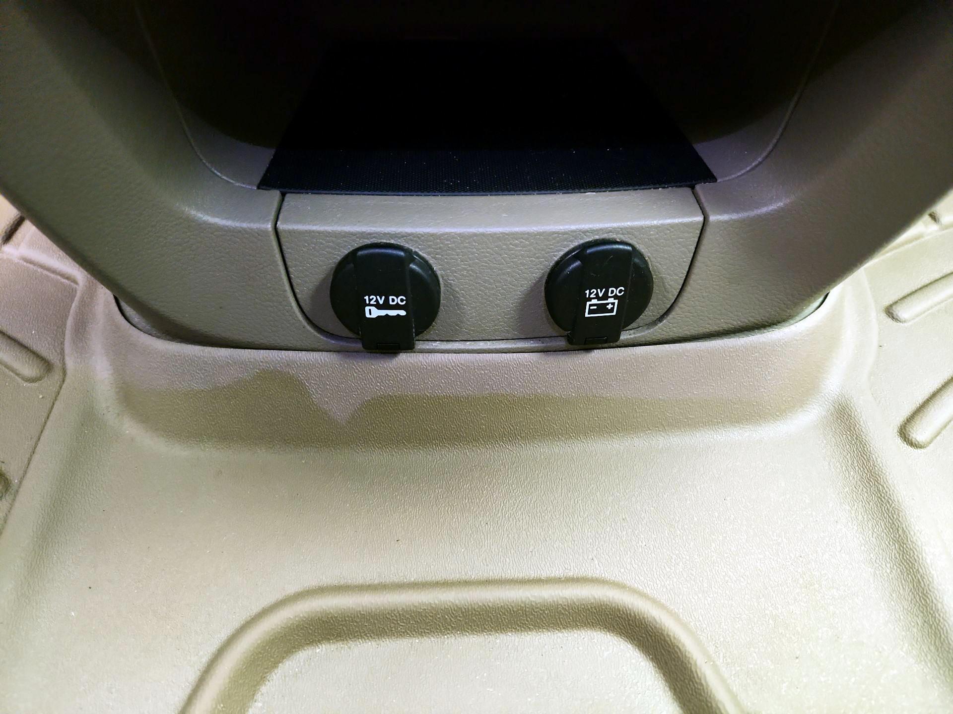 Thumbnail: 2016 Chrysler Town & Country - 18