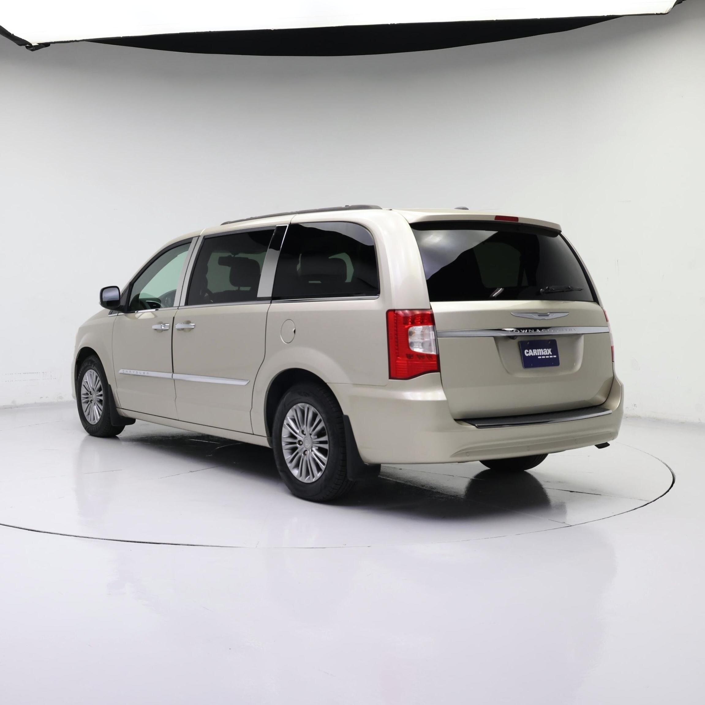 Thumbnail: 2016 Chrysler Town & Country - 2
