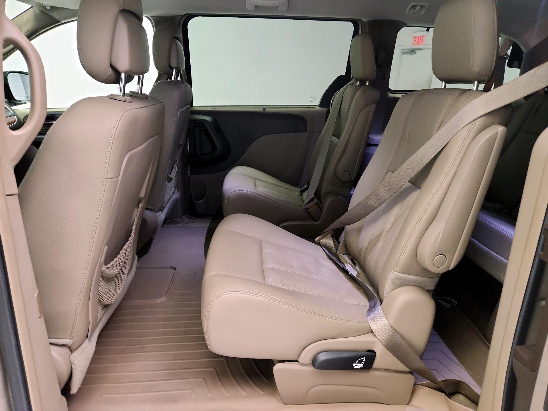 Thumbnail: 2016 Chrysler Town & Country - 19