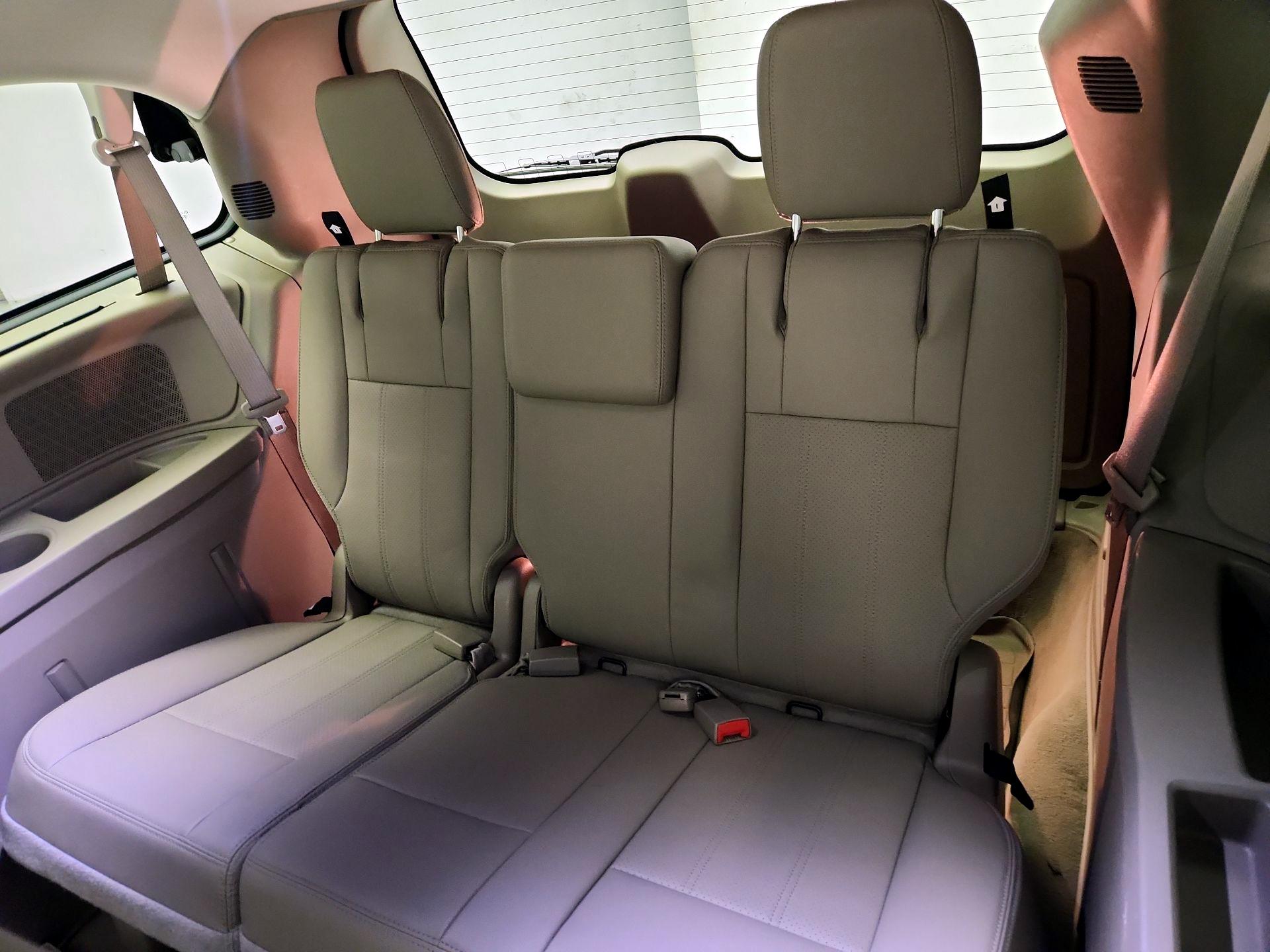 Thumbnail: 2016 Chrysler Town & Country - 20