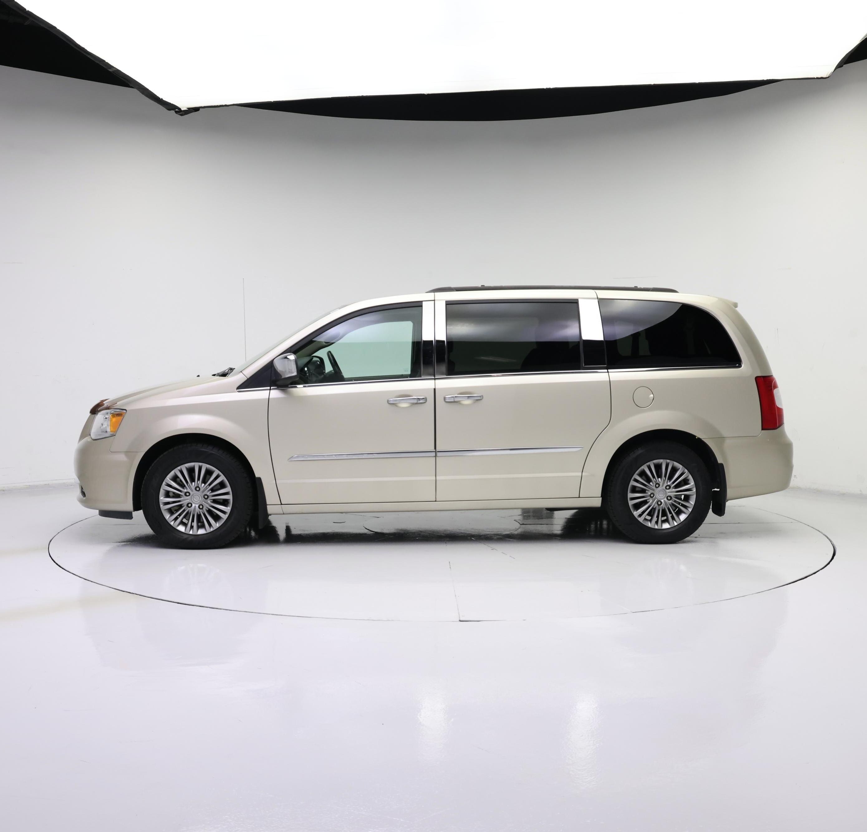 Thumbnail: 2016 Chrysler Town & Country - 3