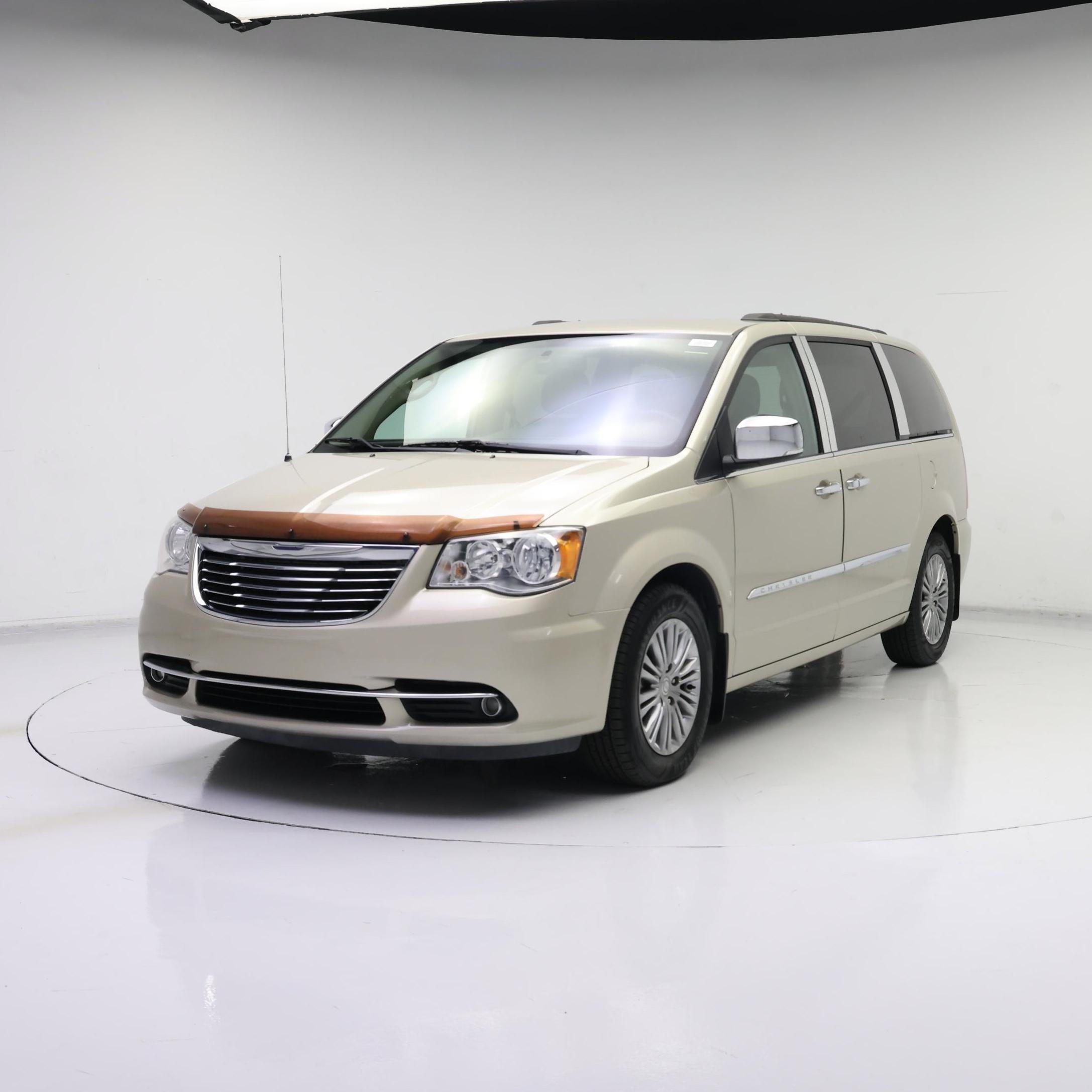 Thumbnail: 2016 Chrysler Town & Country - 4