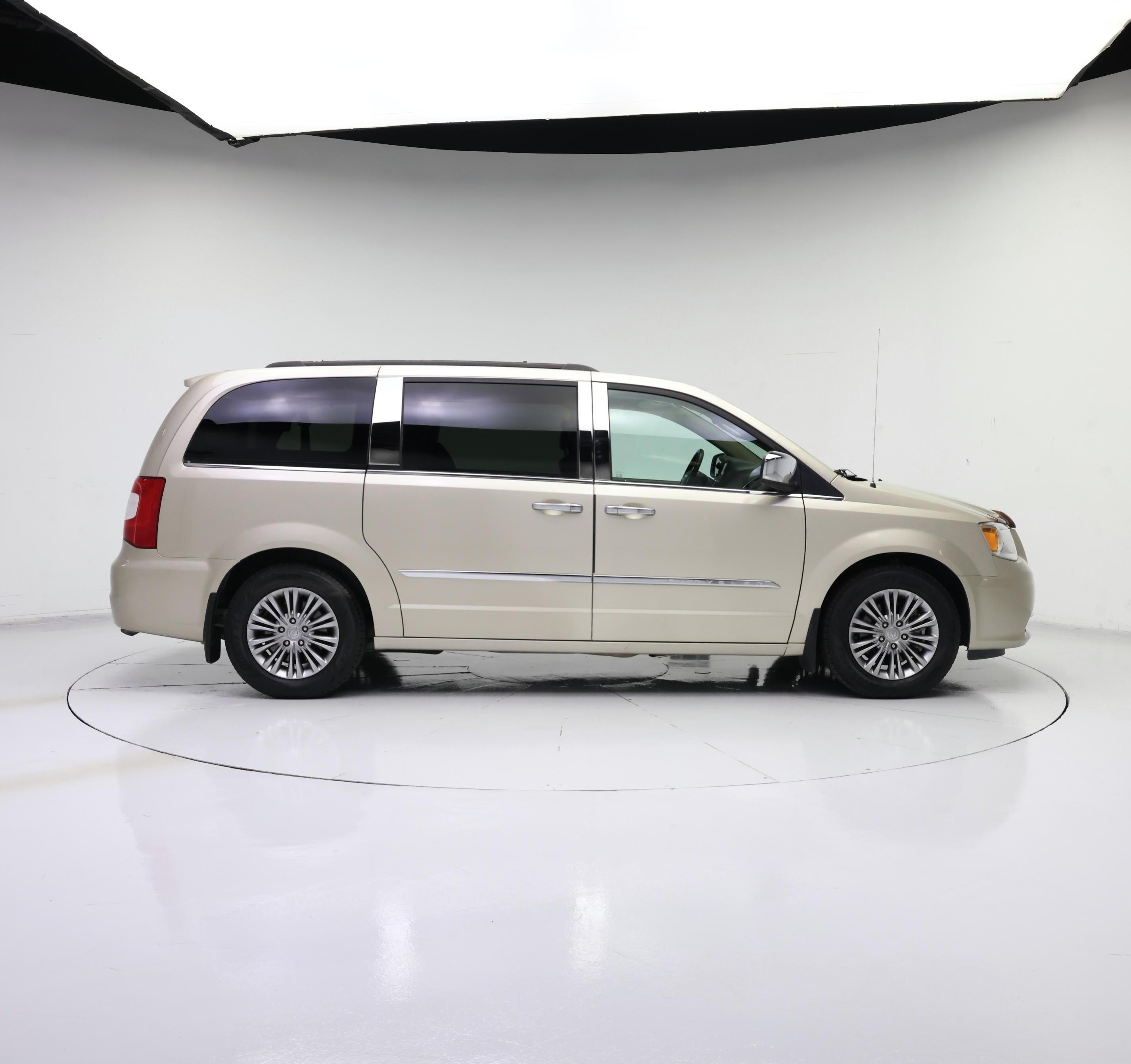 Thumbnail: 2016 Chrysler Town & Country - 7