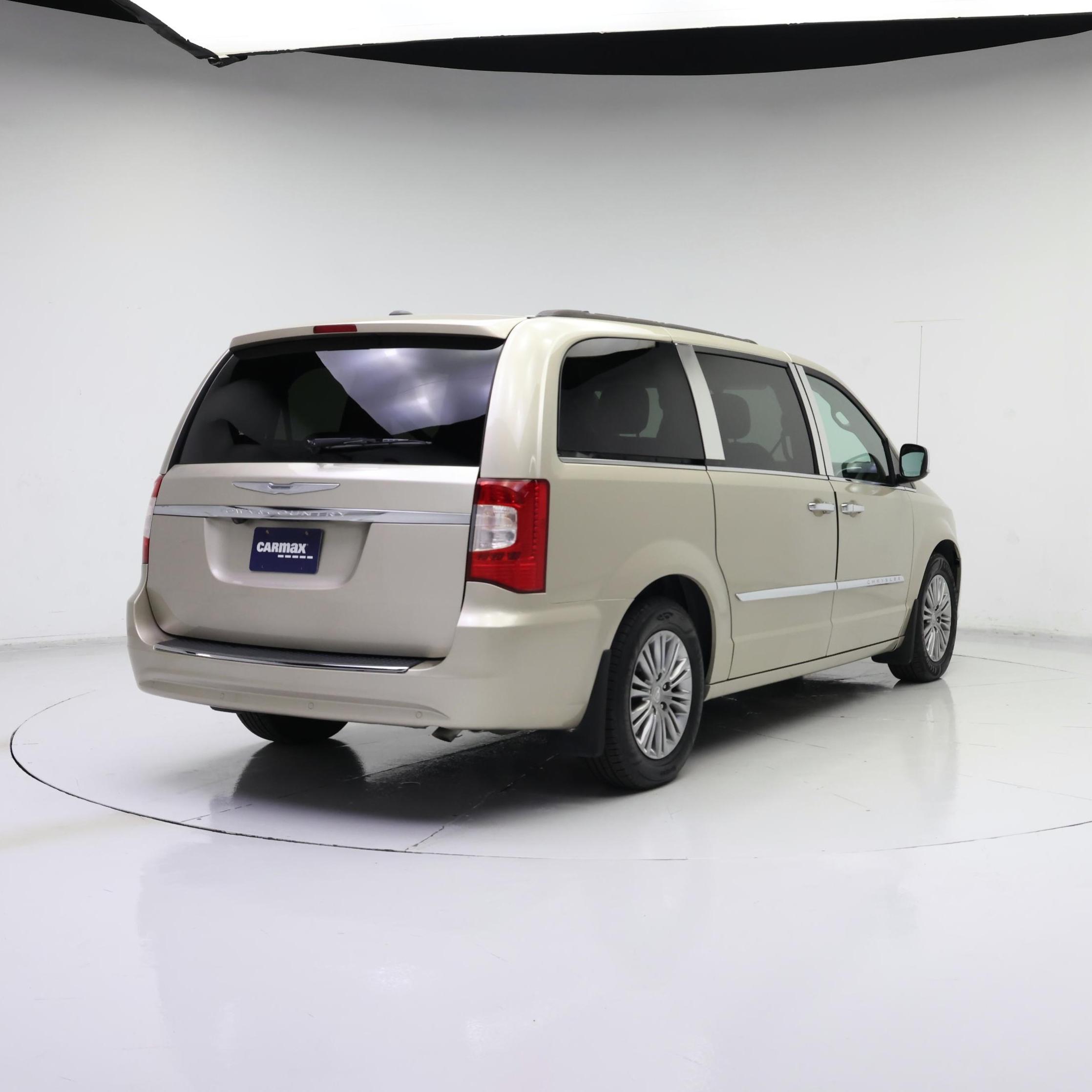 Thumbnail: 2016 Chrysler Town & Country - 8