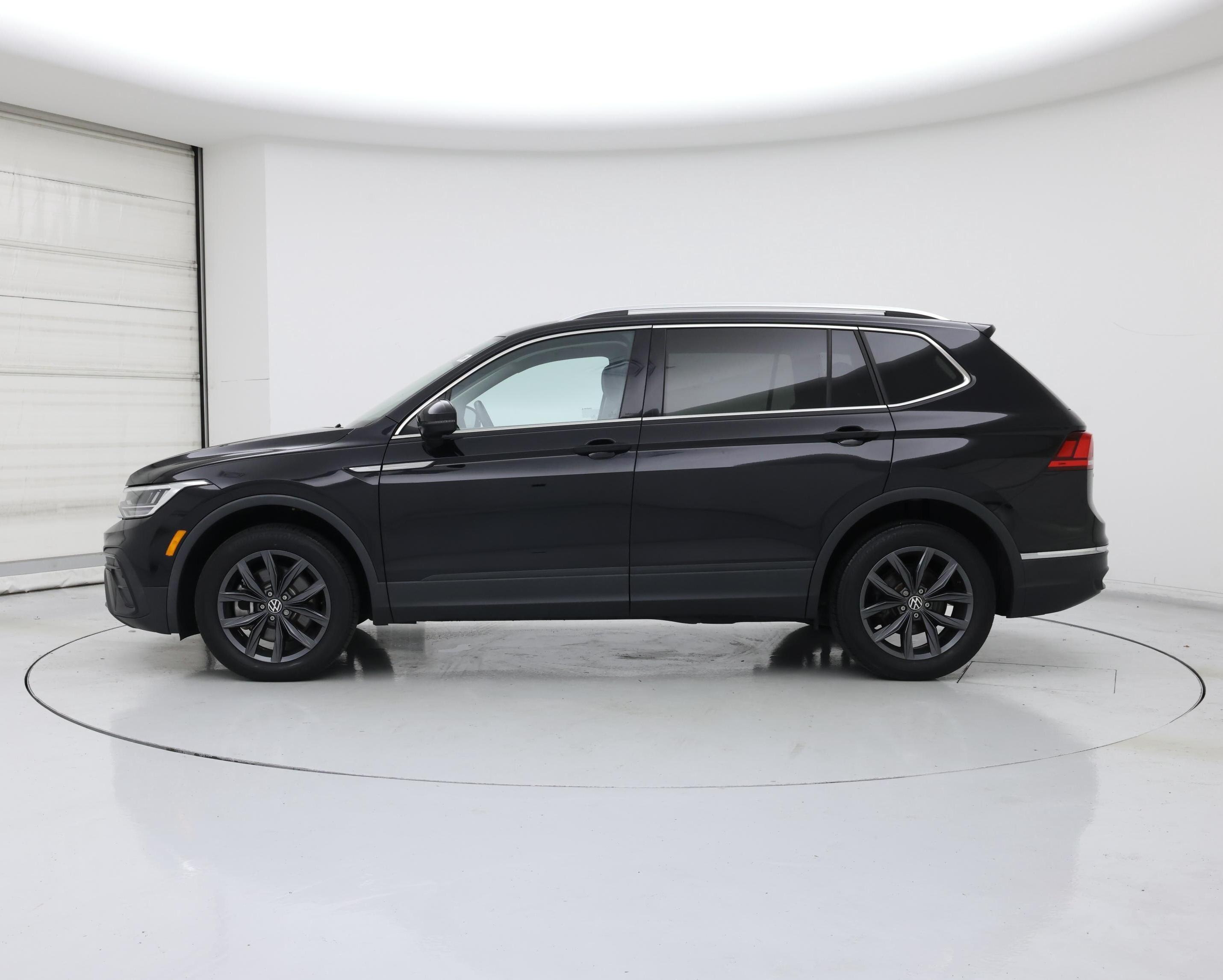 Thumbnail: 2023 Volkswagen Tiguan - 3