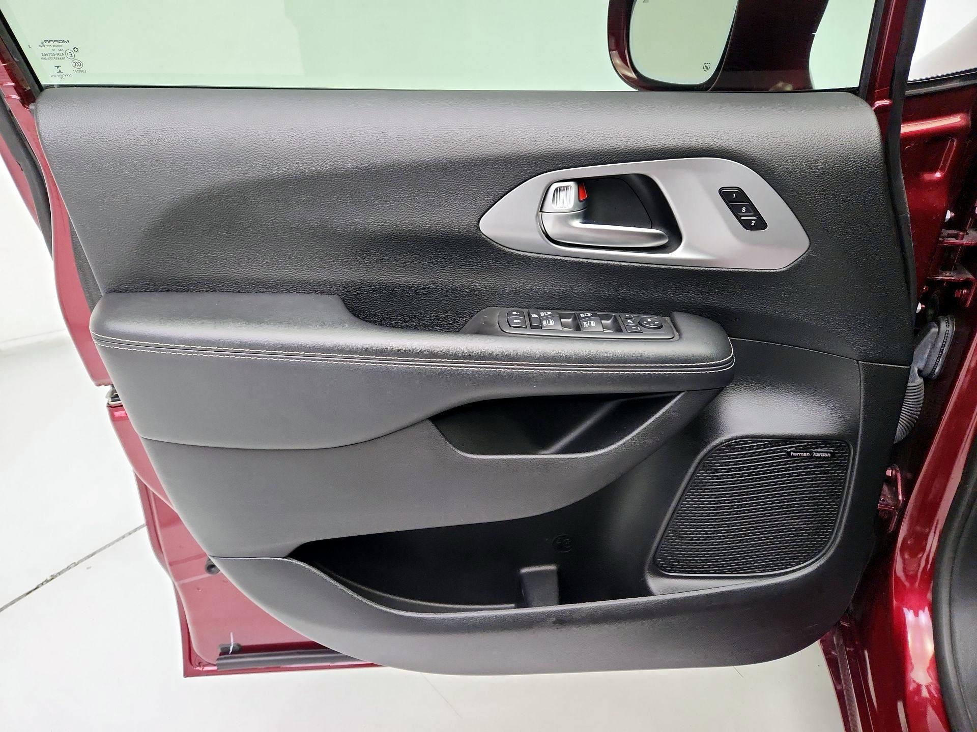 Thumbnail: 2019 Chrysler Pacifica - 12