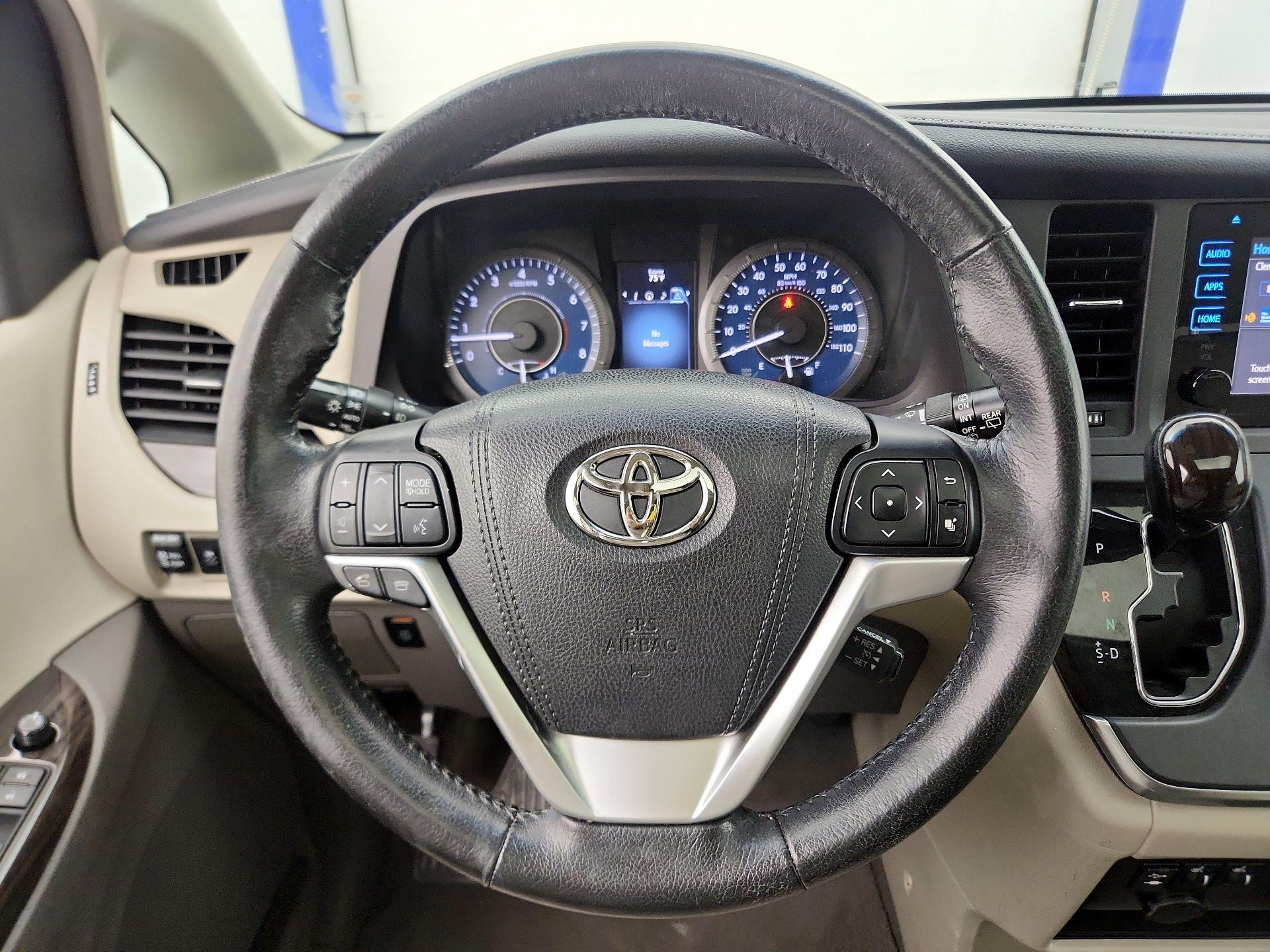 Thumbnail: 2015 Toyota Sienna - 10