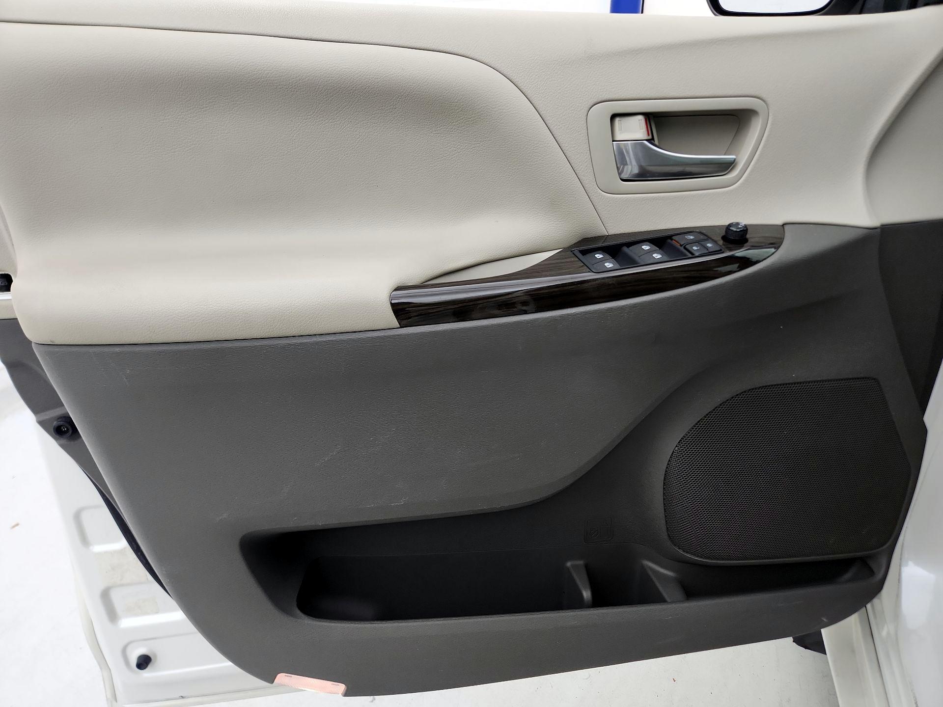 Thumbnail: 2015 Toyota Sienna - 12