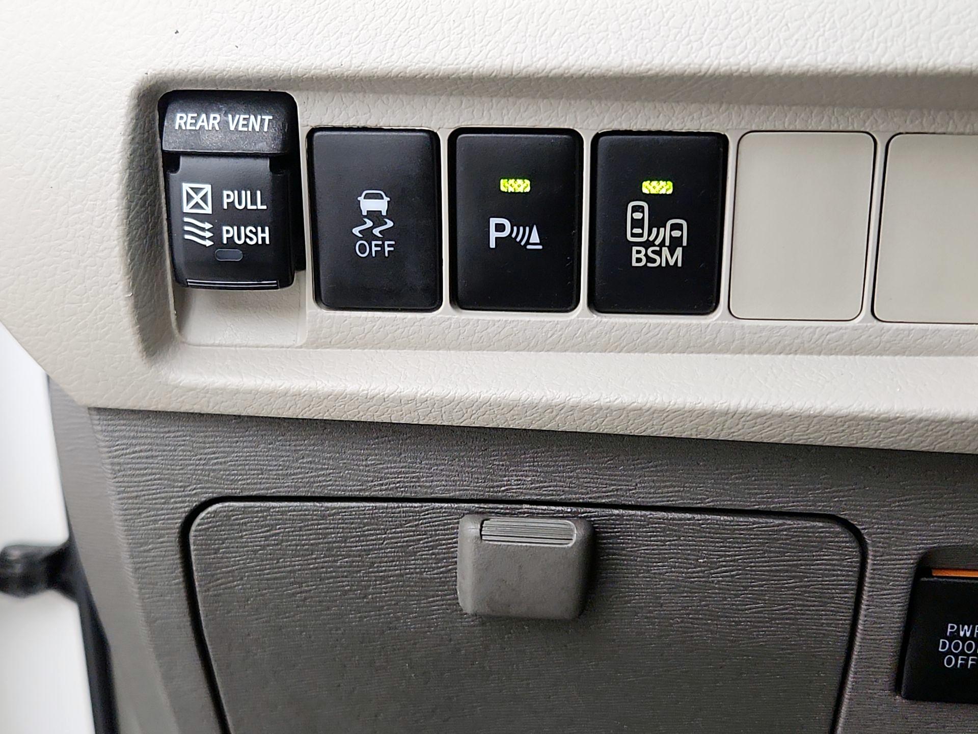 Thumbnail: 2015 Toyota Sienna - 13