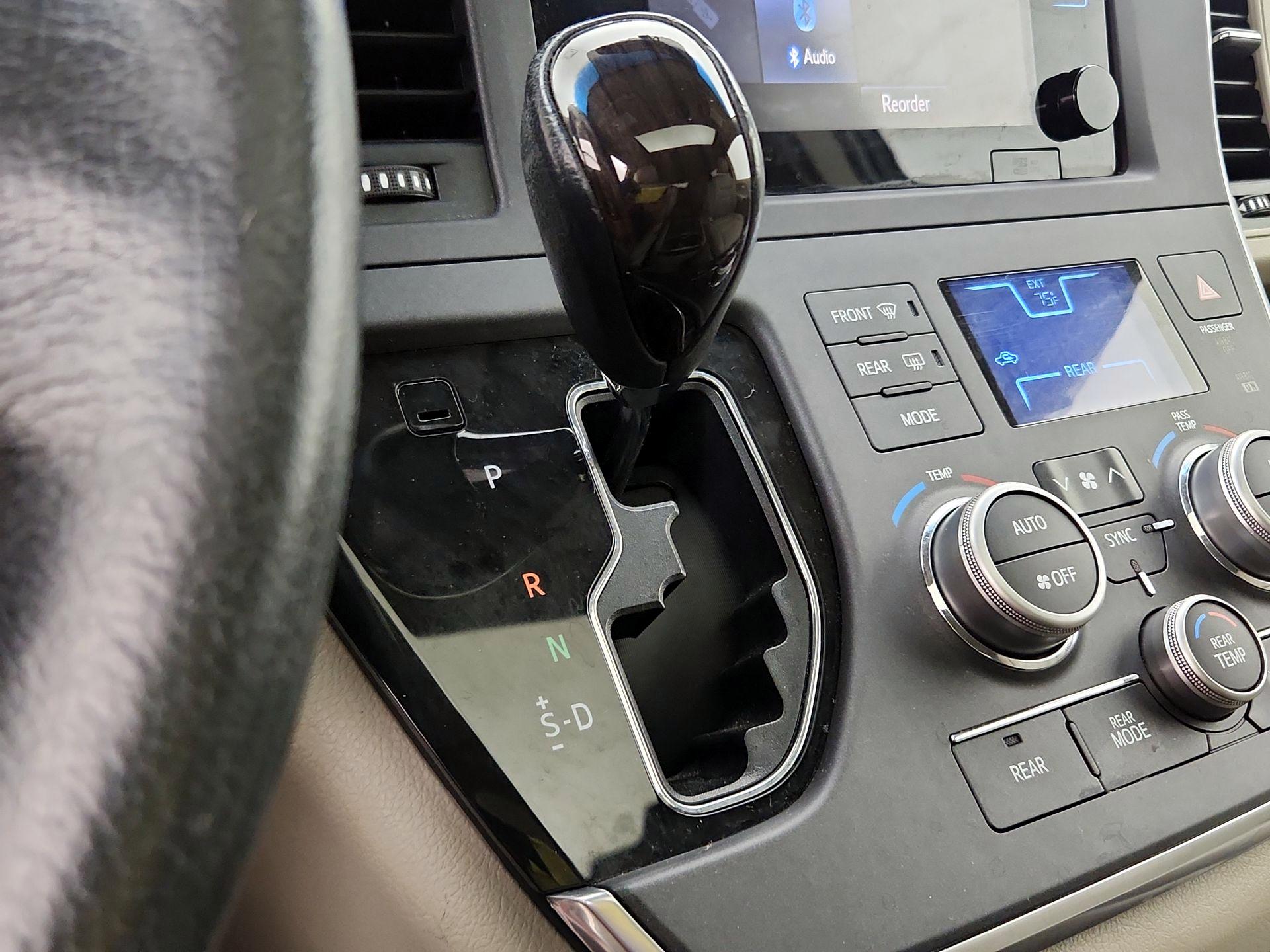 Thumbnail: 2015 Toyota Sienna - 18