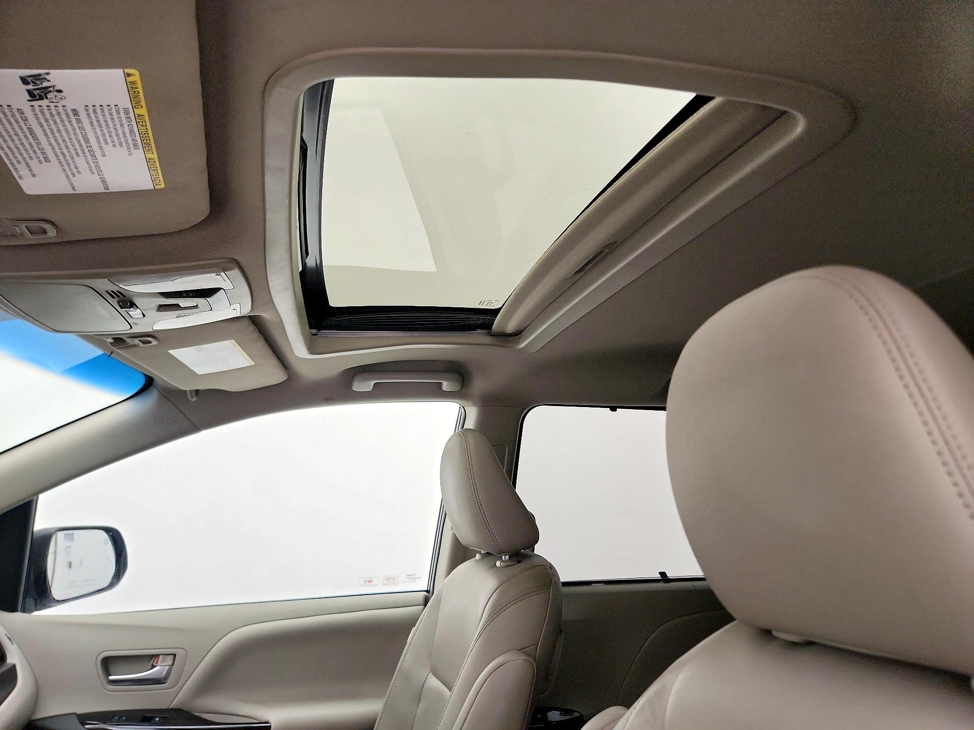 Thumbnail: 2015 Toyota Sienna - 20