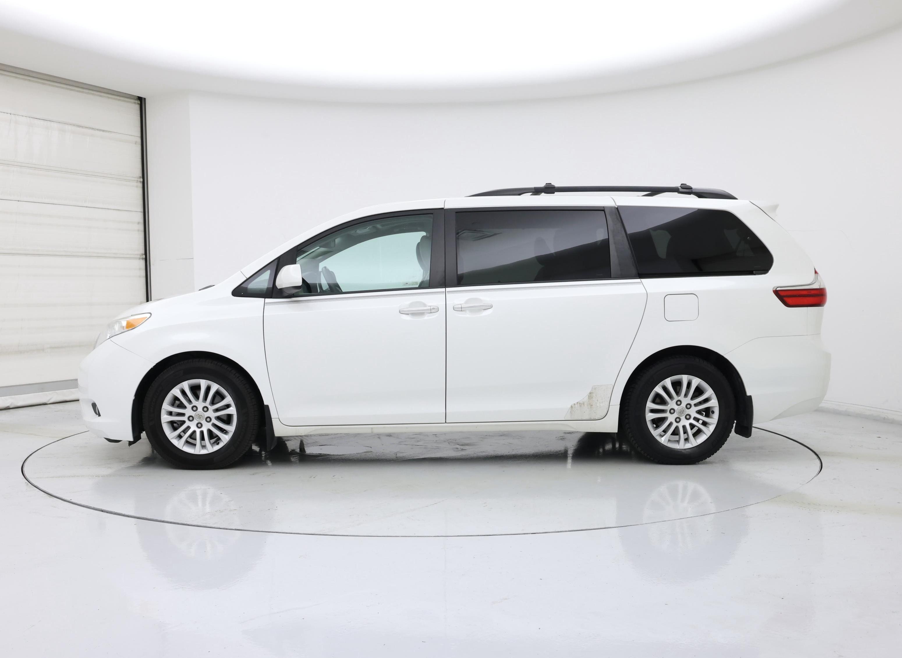 Thumbnail: 2015 Toyota Sienna - 3