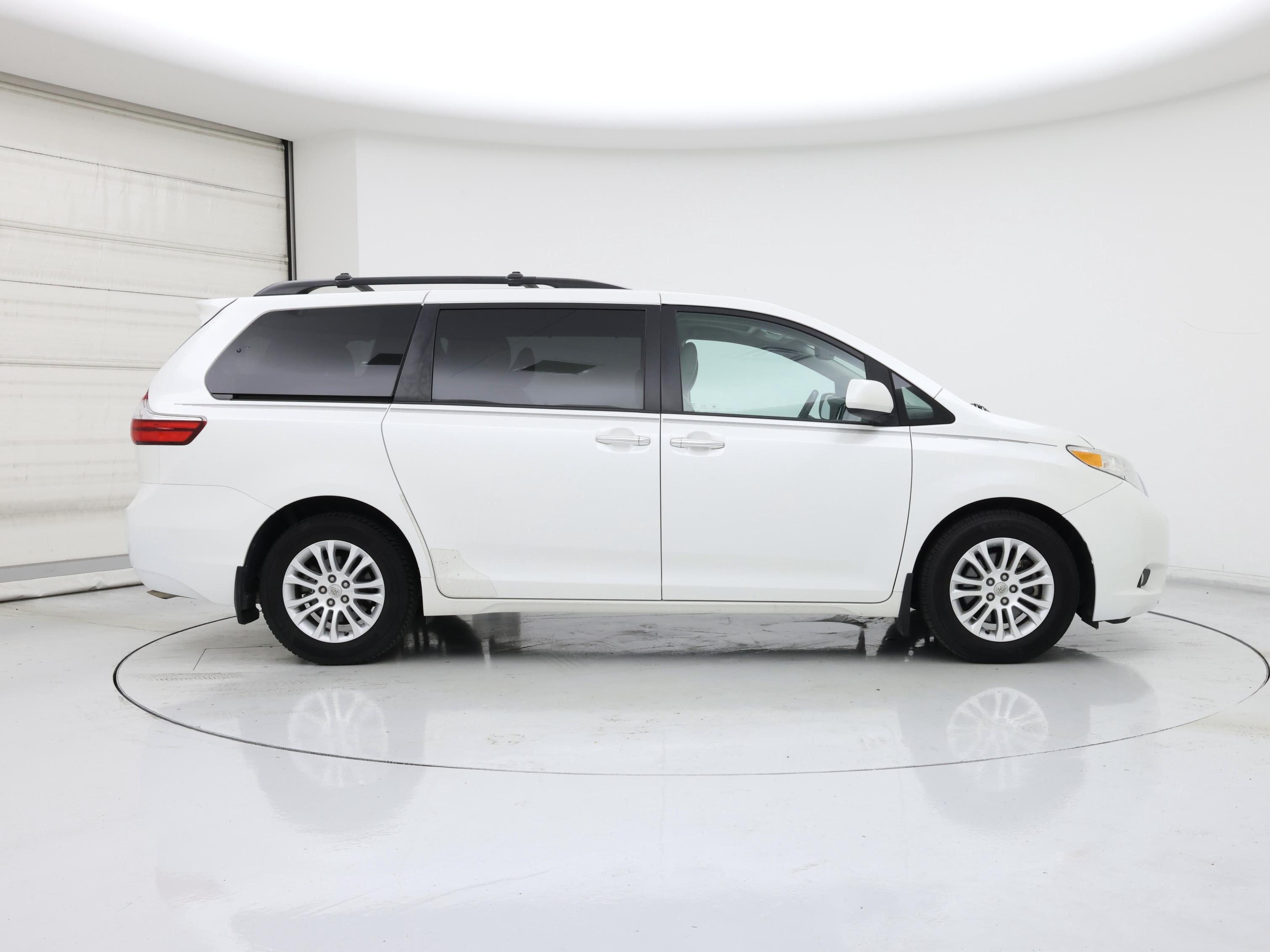 Thumbnail: 2015 Toyota Sienna - 7