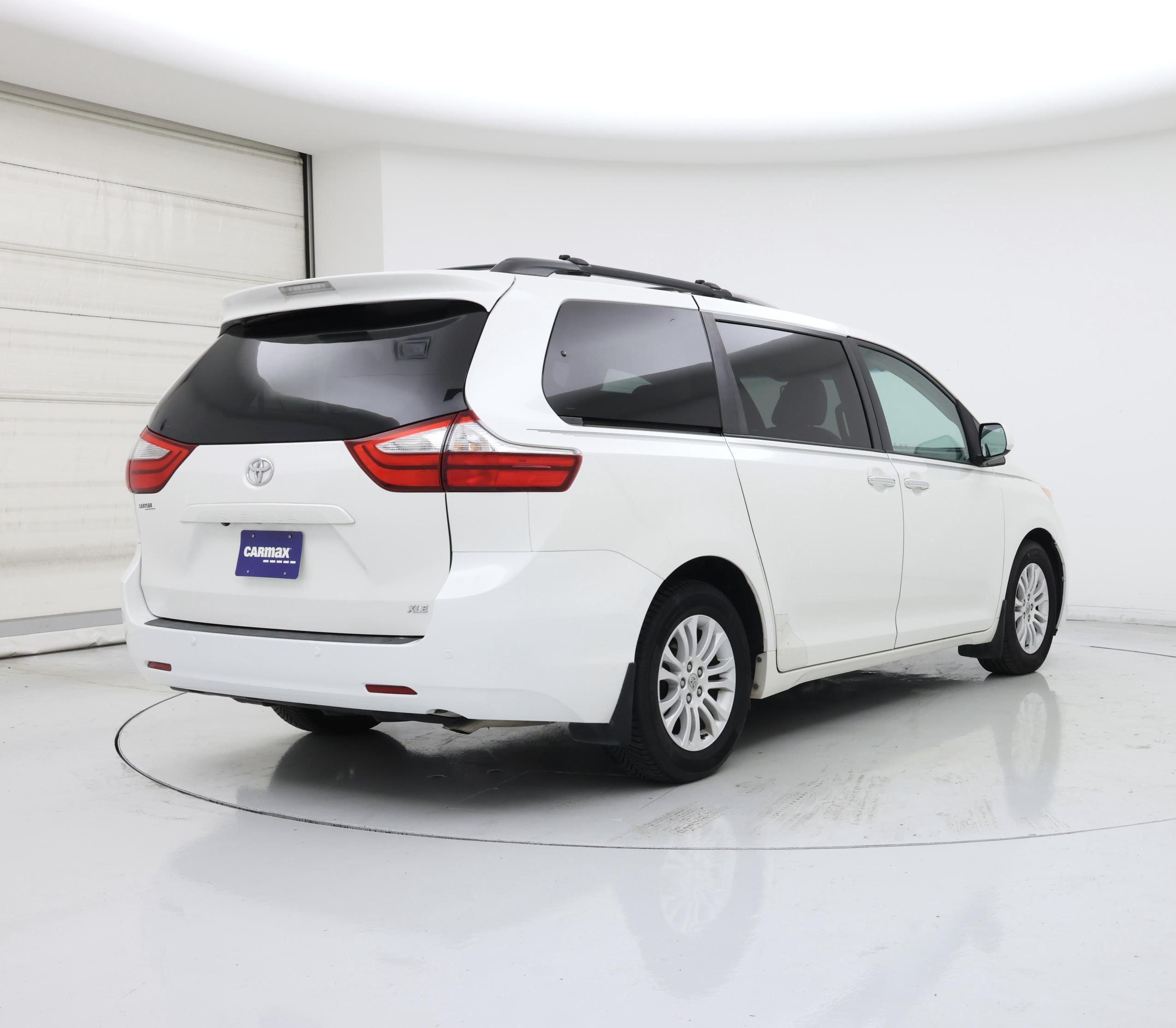 Thumbnail: 2015 Toyota Sienna - 8