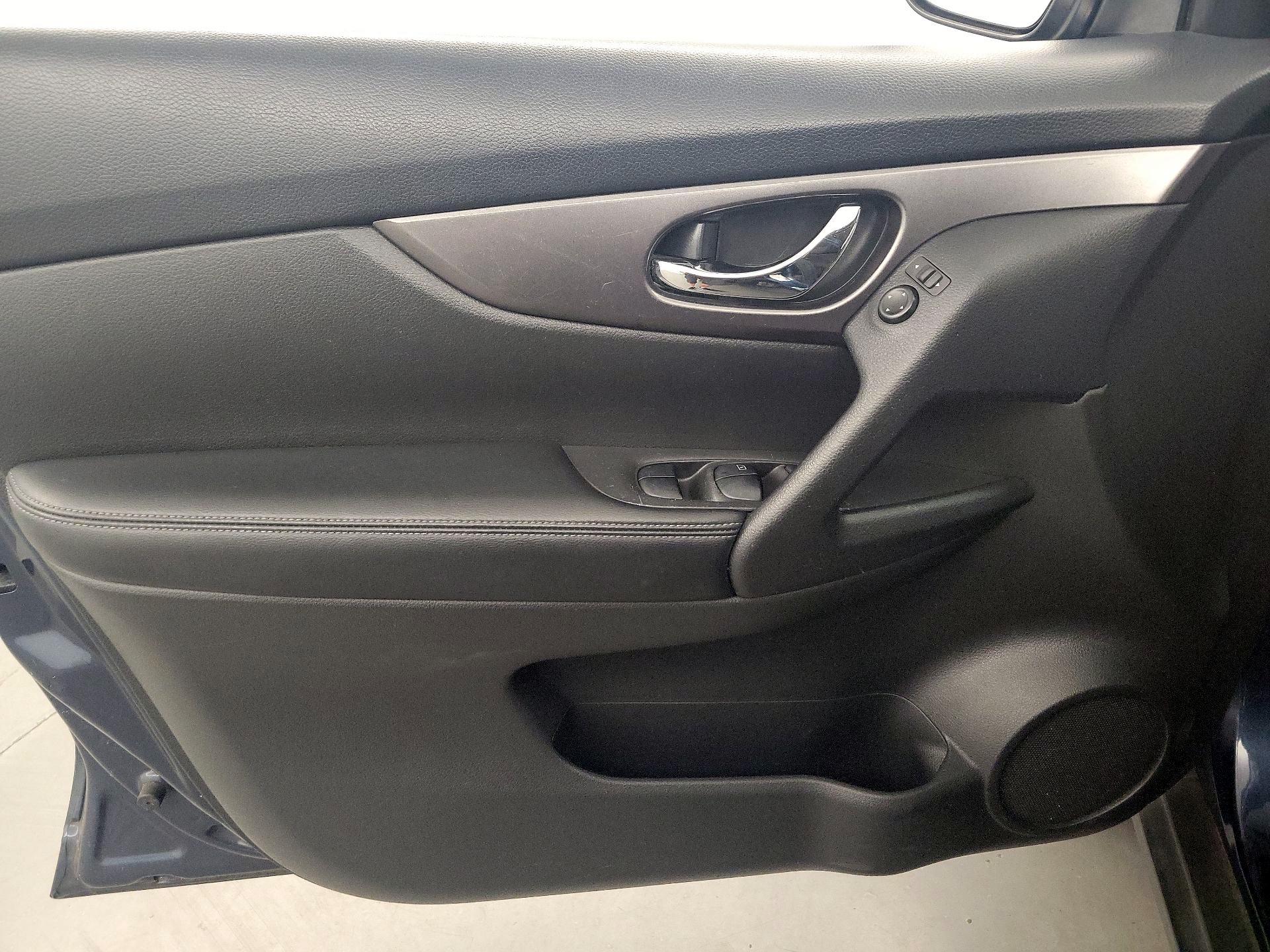 Thumbnail: 2016 Nissan Rogue - 12