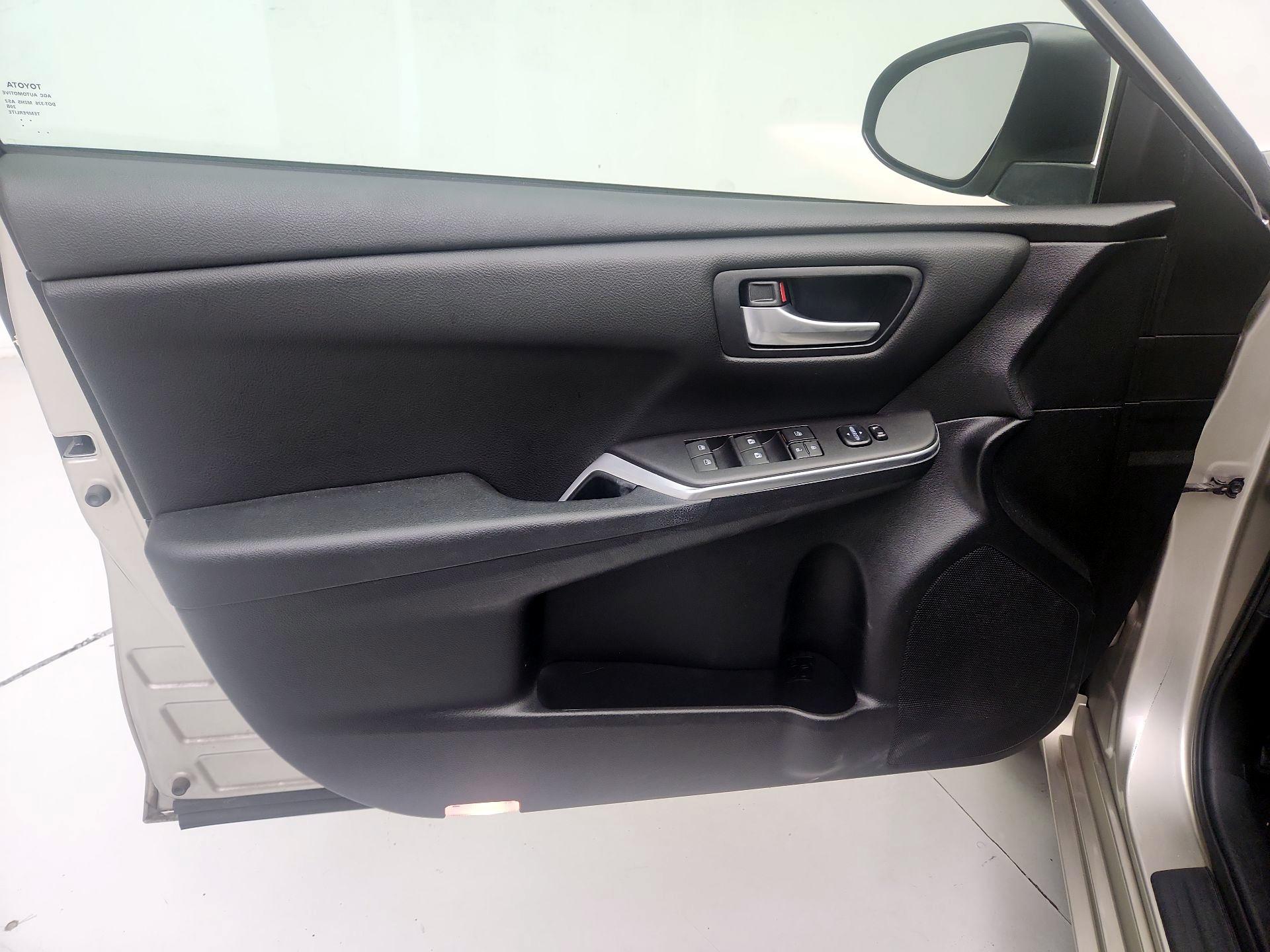 Thumbnail: 2016 Toyota Camry - 12