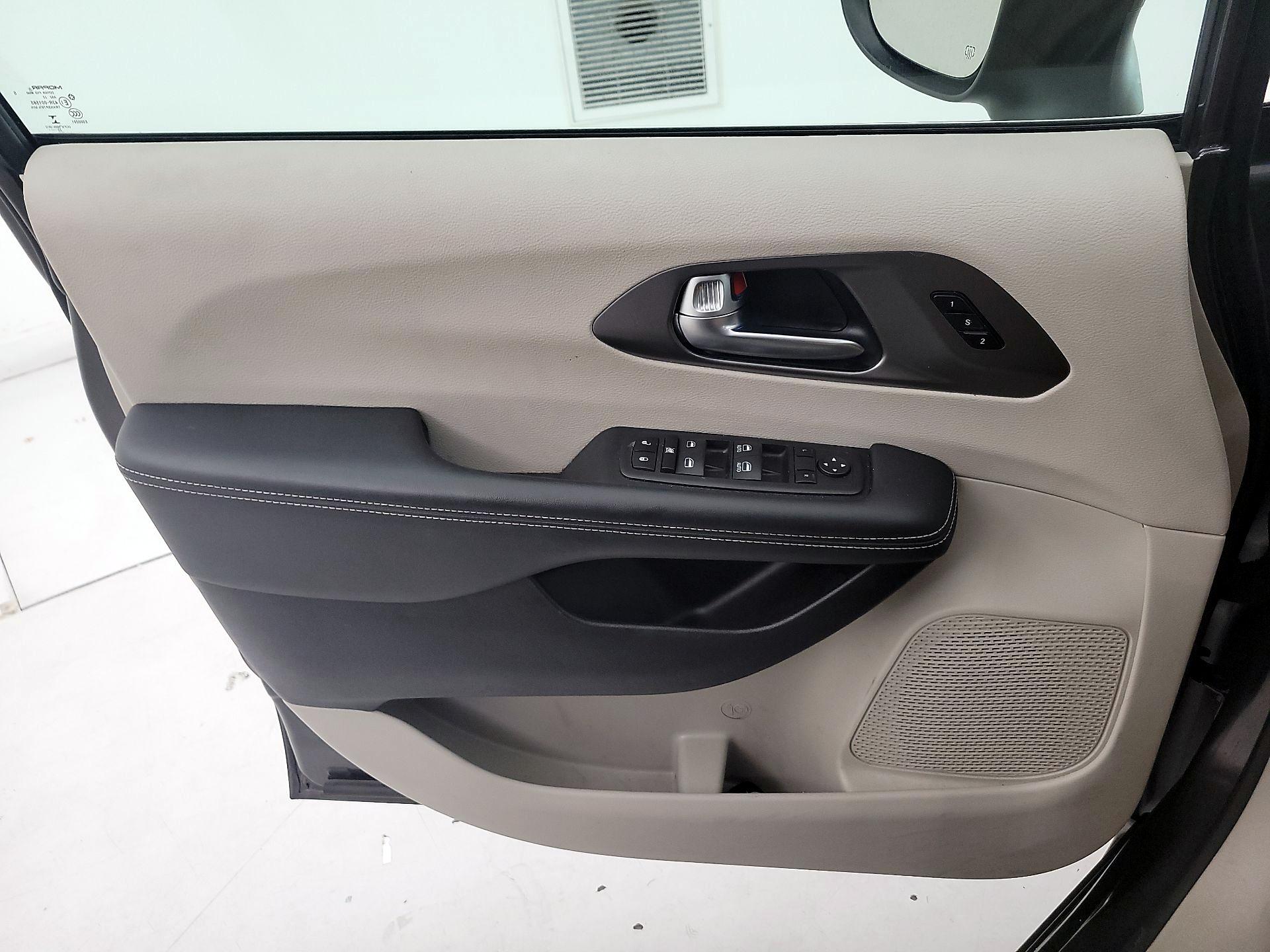 Thumbnail: 2023 Chrysler Pacifica - 12