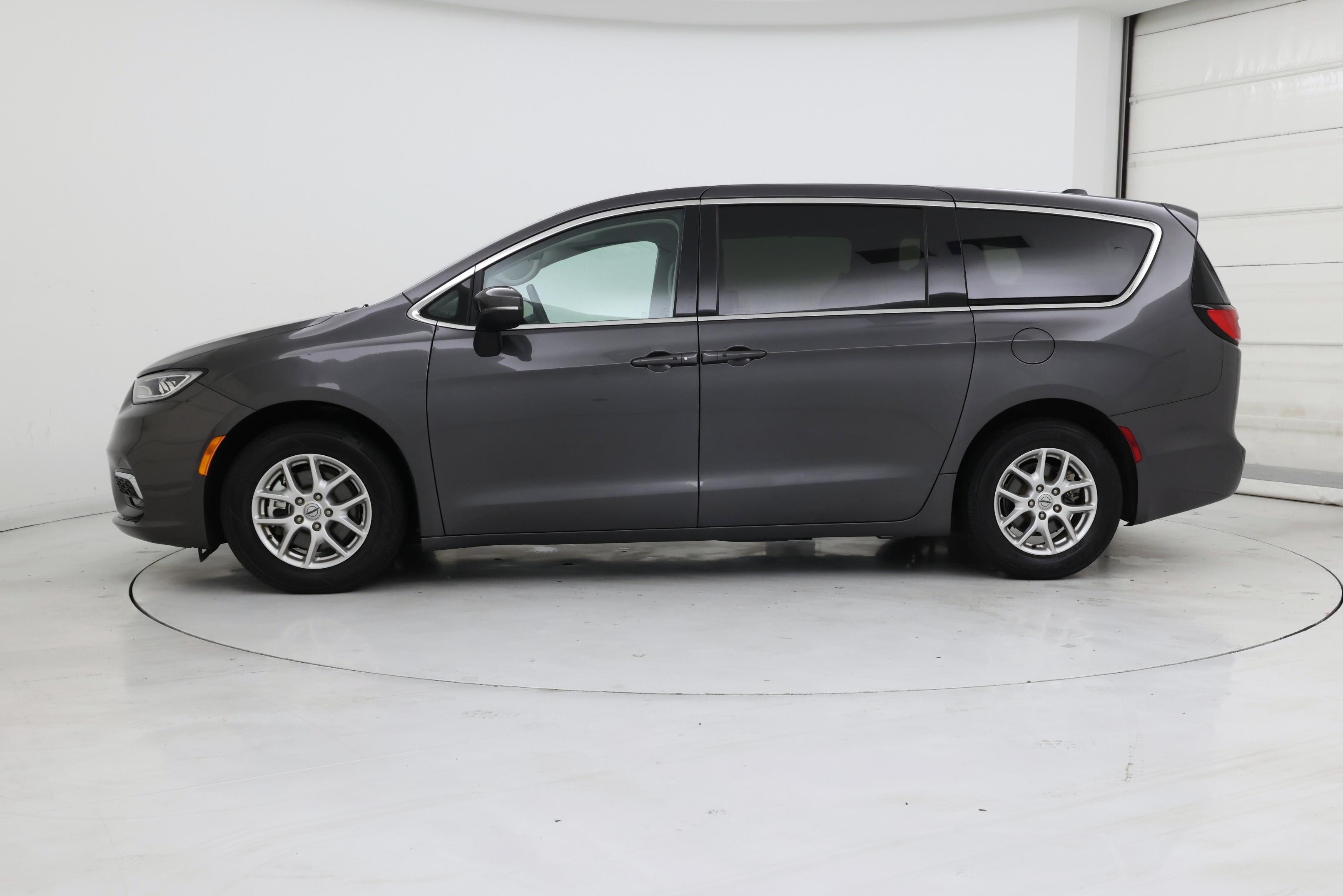 Thumbnail: 2023 Chrysler Pacifica - 3